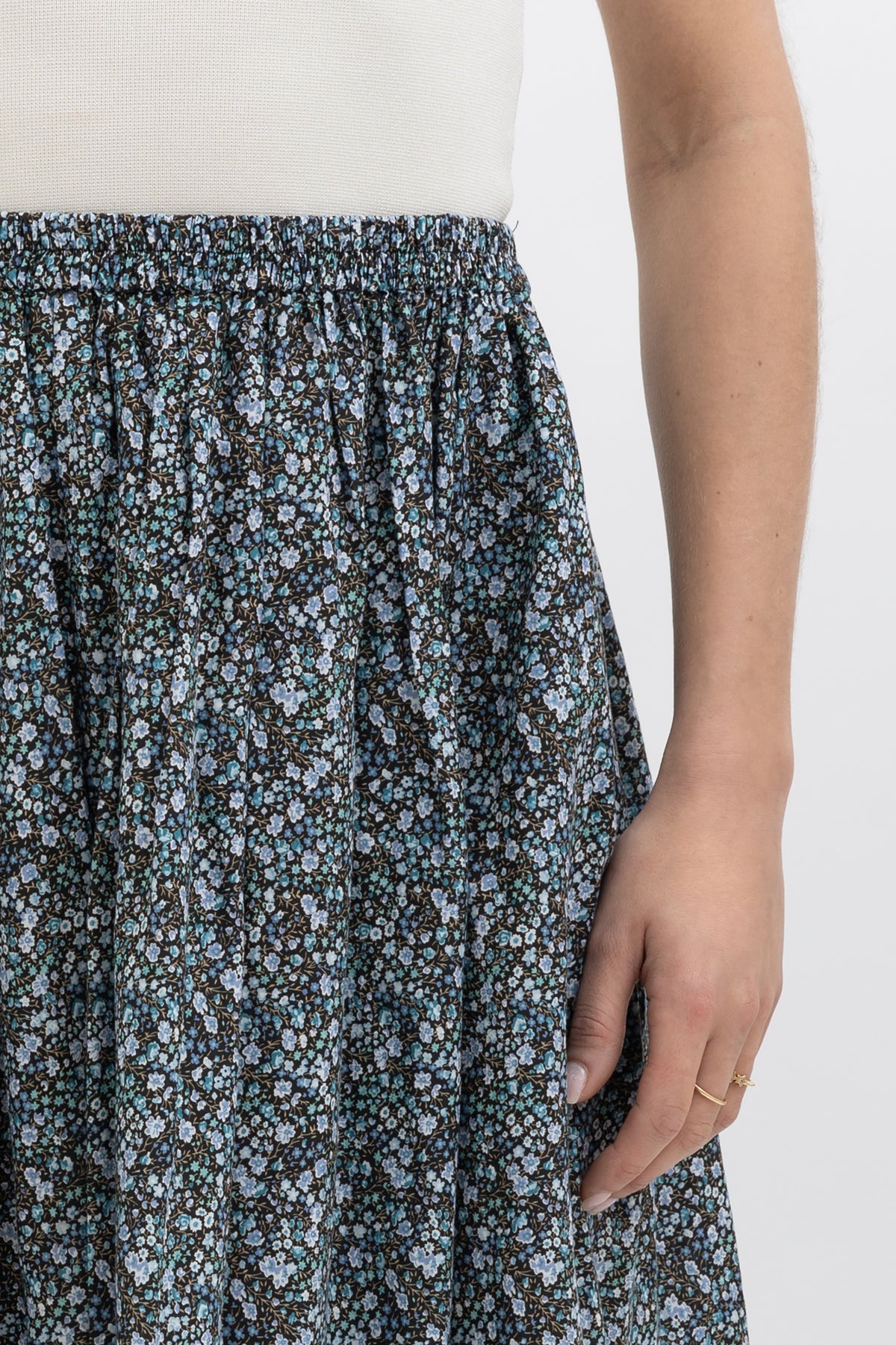 matteau-blue-floral-elasticated-maxi-skirt-with-side-slits-12-b1c7