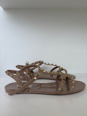Valentino Garavani Rockstud Rubber Sandals In Poudré, 39