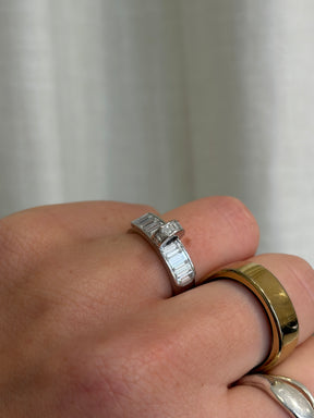 Hermès White Gold and Baguette Diamond Kelly Ring