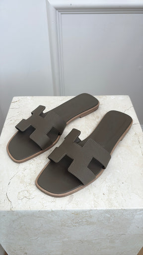 Hermès Etoupe Epsom Leather Oran Sandals, 38