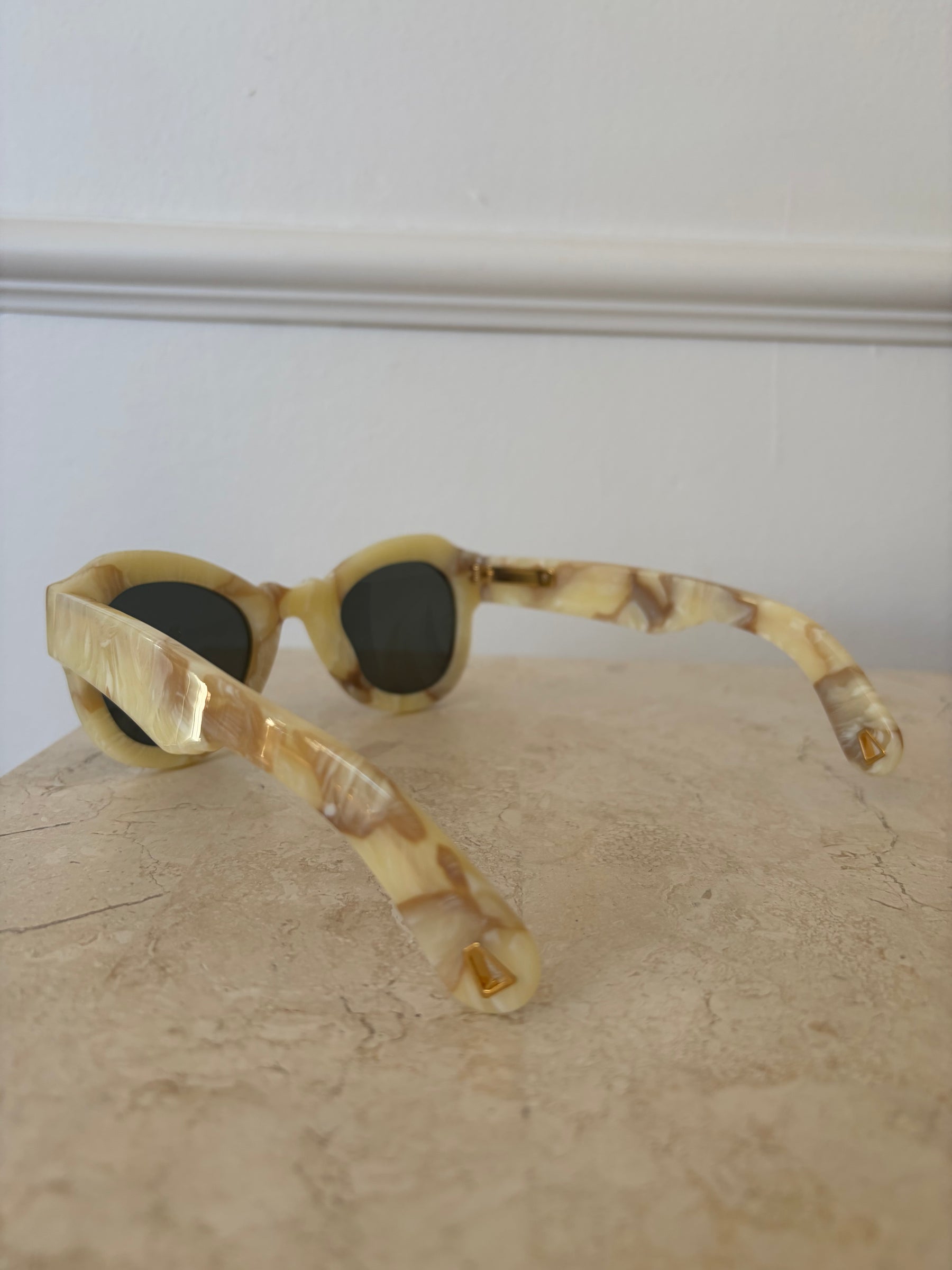 Lucy Folk Cream Marble Round Sunglasses