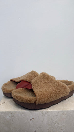 Chloe Wavy Shearling Slide Sandals In Tan, 40