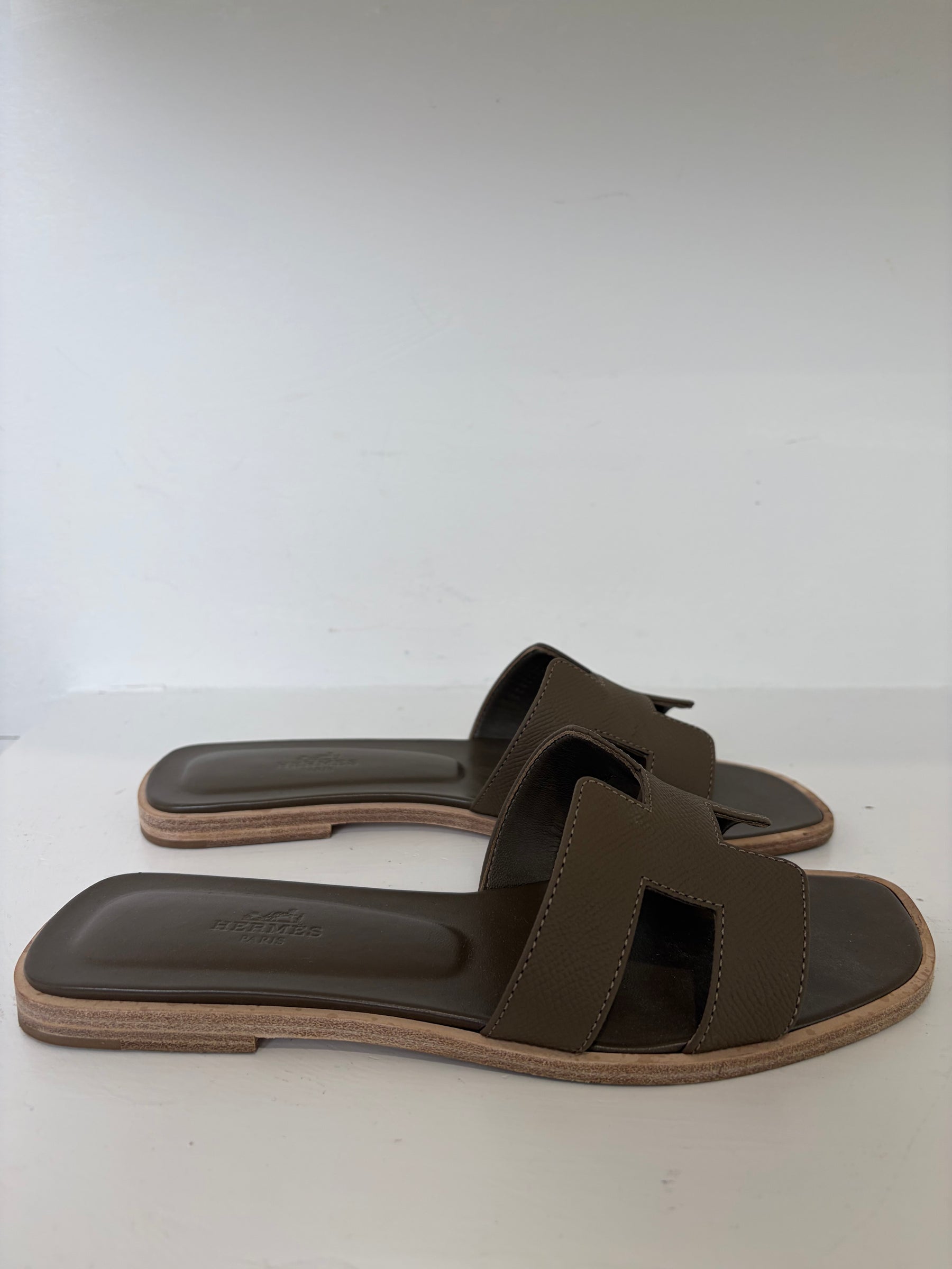 Hermès Oran Slides In Étoupe, 38