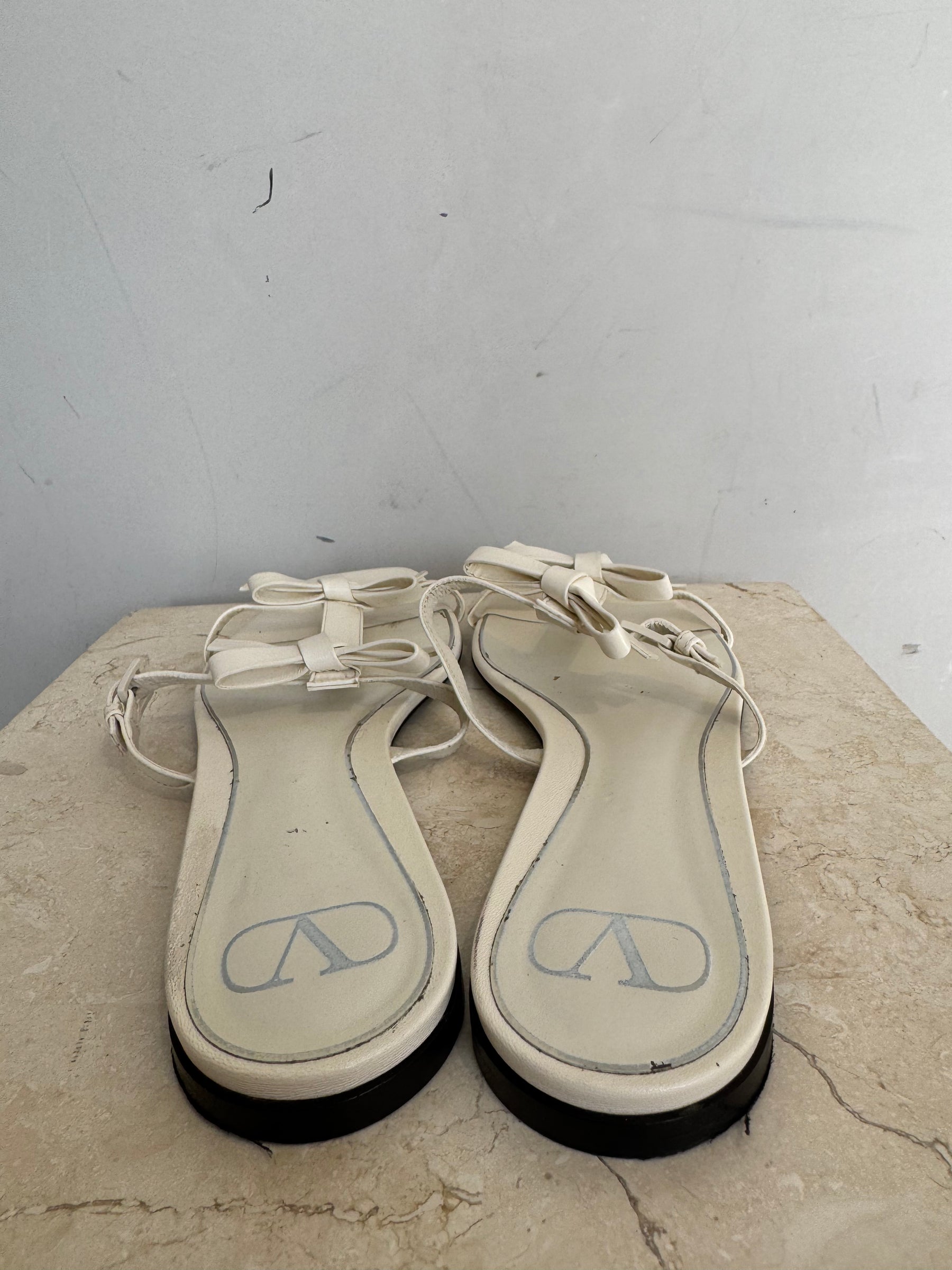 Valentino Garavani Cream Bow Detail Leather Sandals, 40