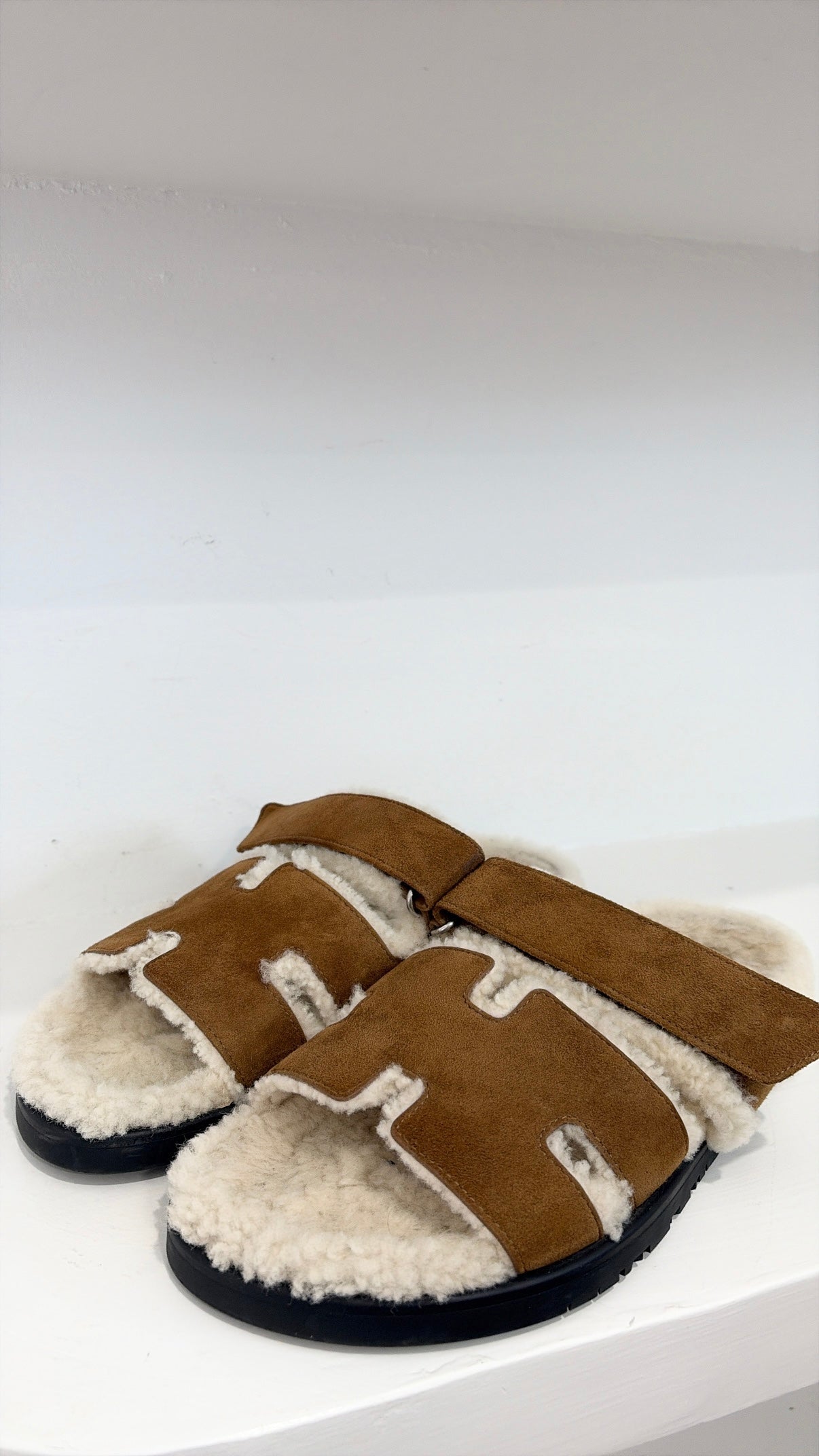 Hermès Tan Suede Shearling Lined Mens Chypre Sandals, 41
