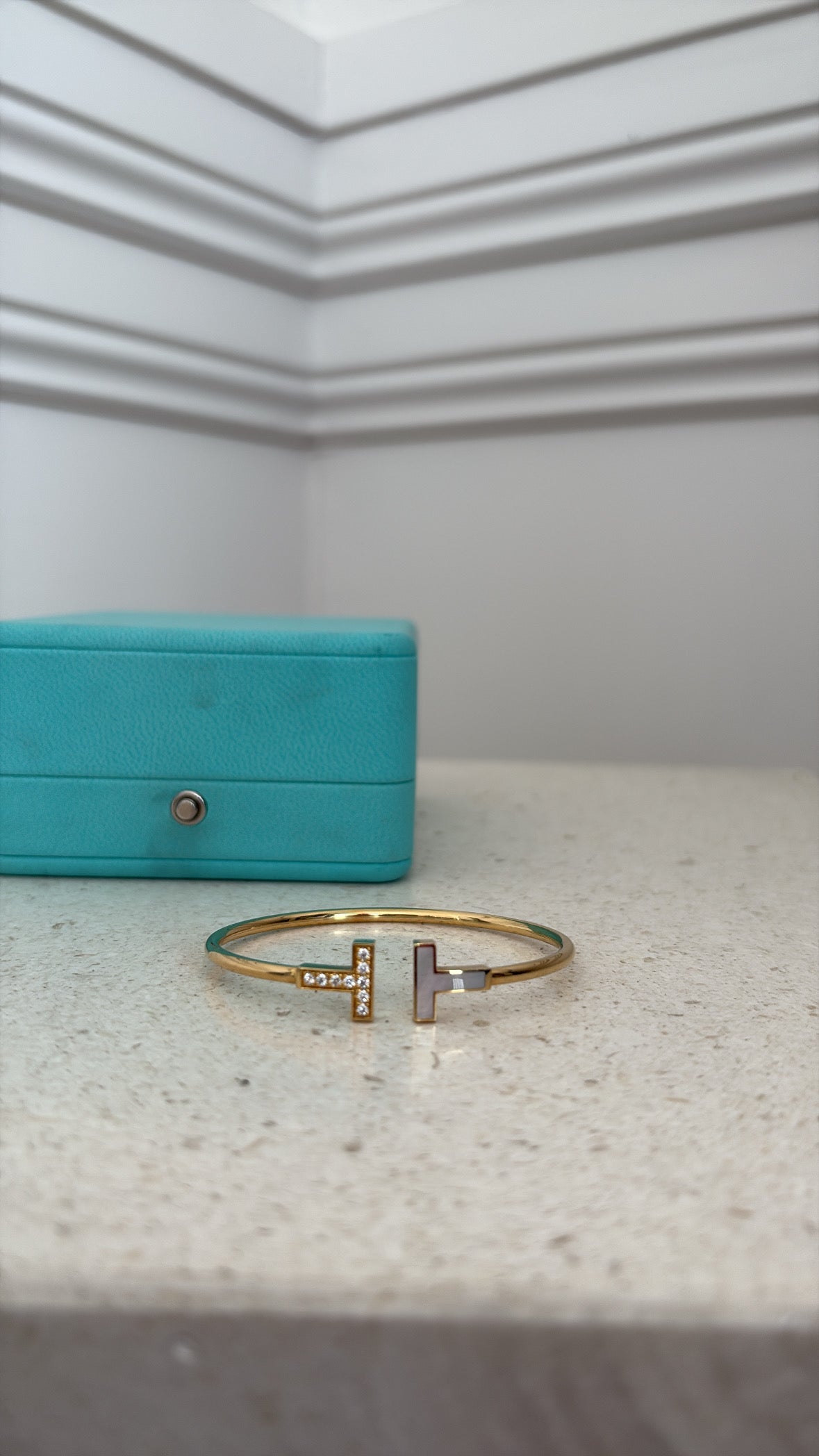 Tiffany & Co. Wire Bracelet in Yellow Gold with Mother-of-pearl and Diamonds, XS