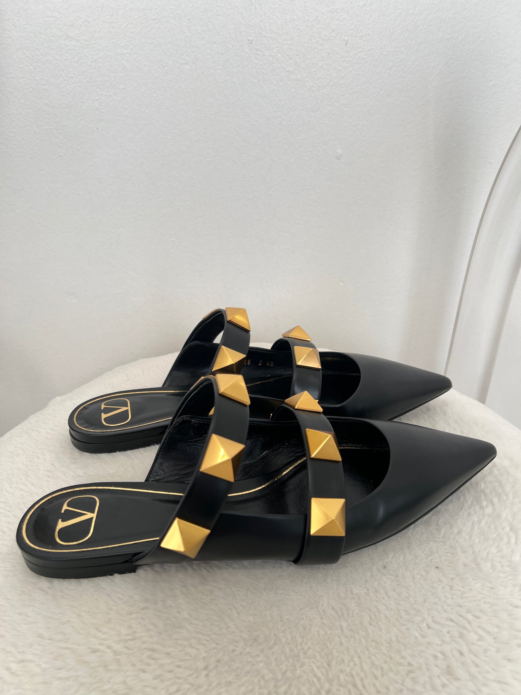 Valentino Garavani Black Pointed Roman Stud Flats, 40