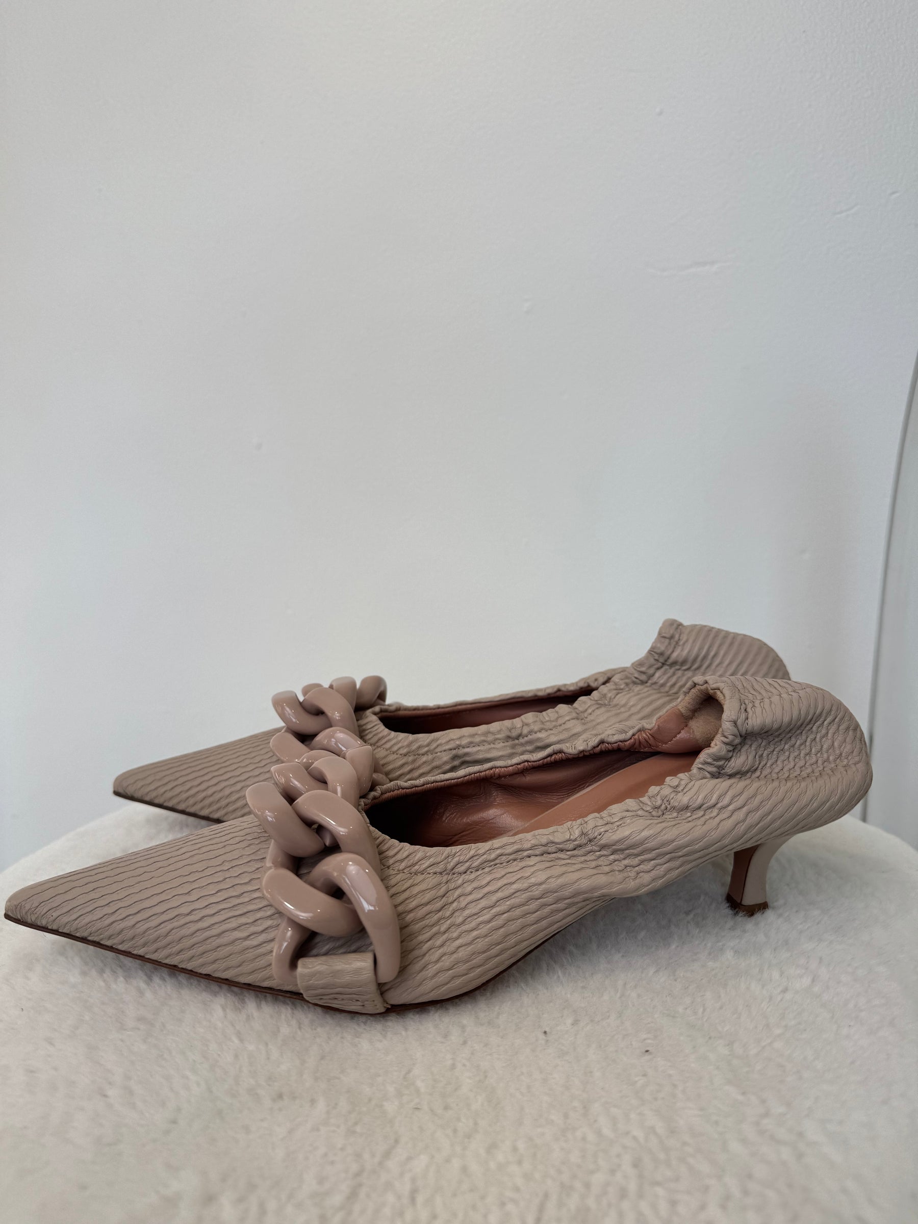 Scanlan Theodore Taupe Chain Pointed Pumps, 39