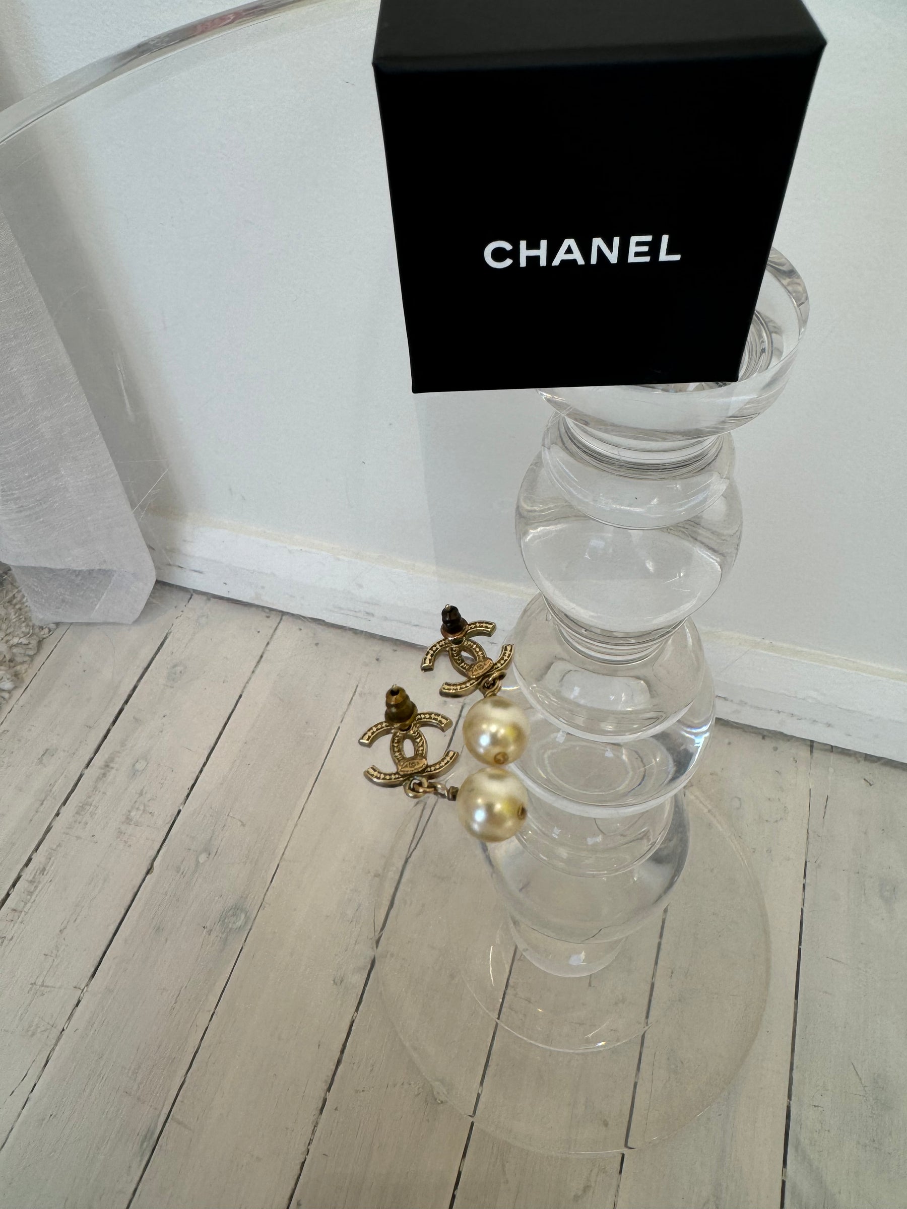 Chanel Pearl Drop Earings Gold Hardware