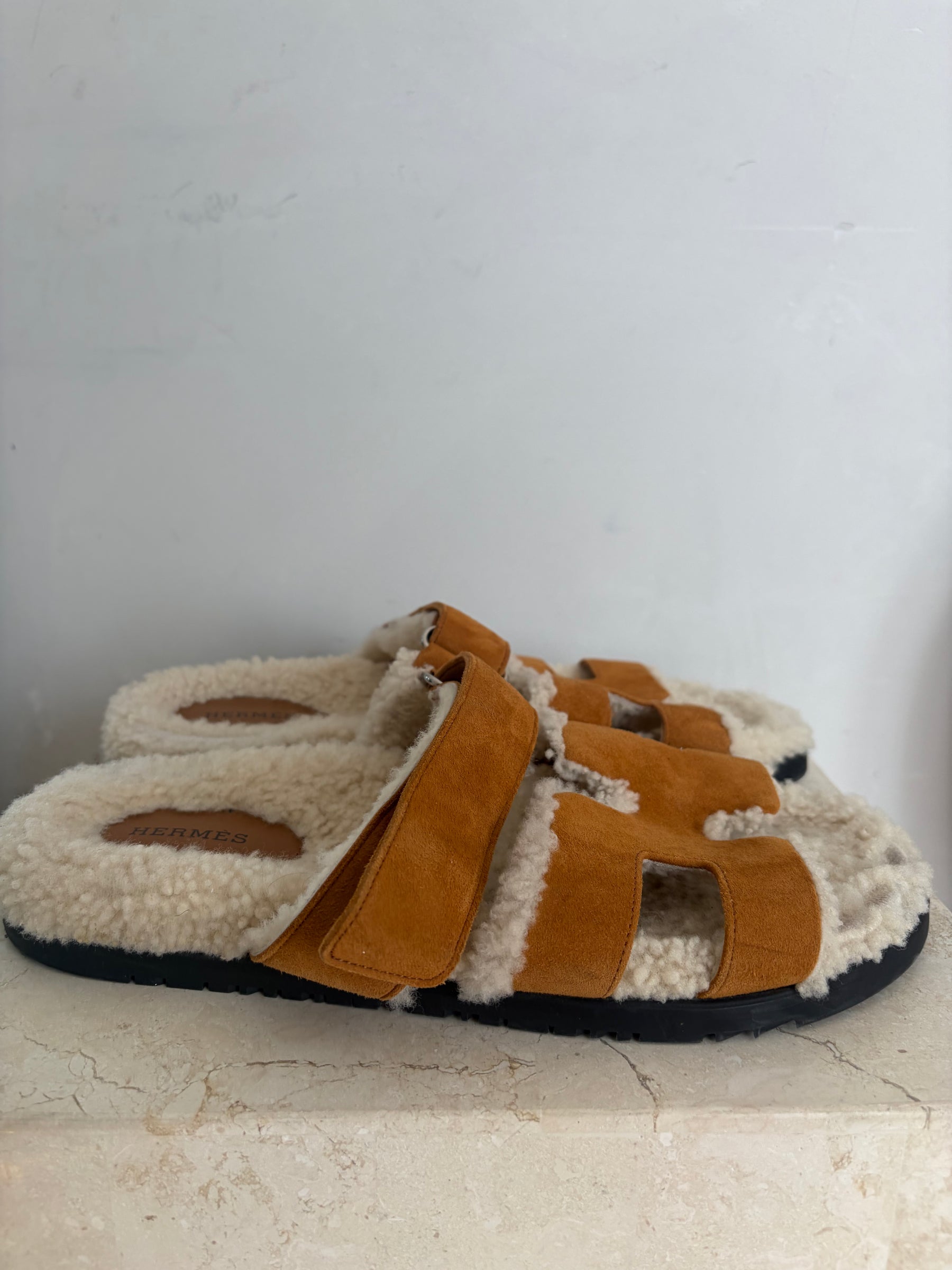 Hermès Tan Shearling Chypre Sandlas, 40