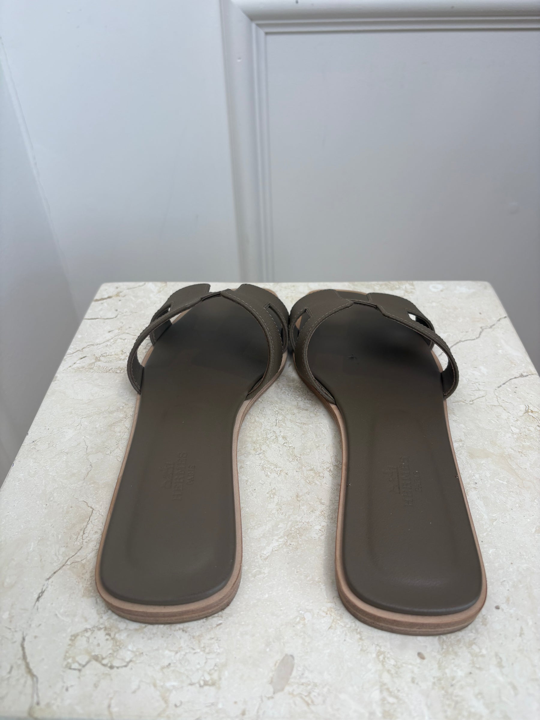 Hermès Etoupe Epsom Leather Oran Sandals, 38