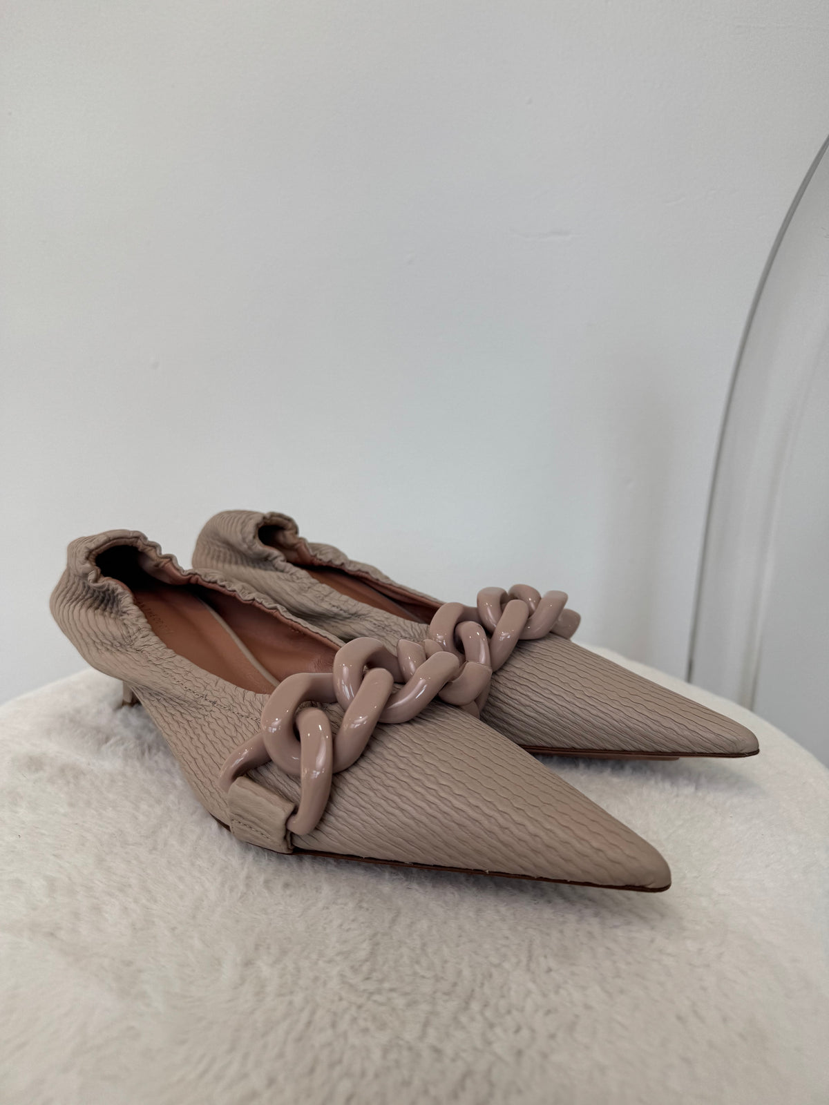 Scanlan Theodore Taupe Chain Pointed Pumps, 39