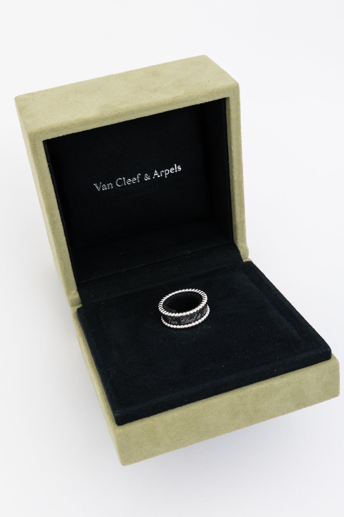 Perlée Signature Ring