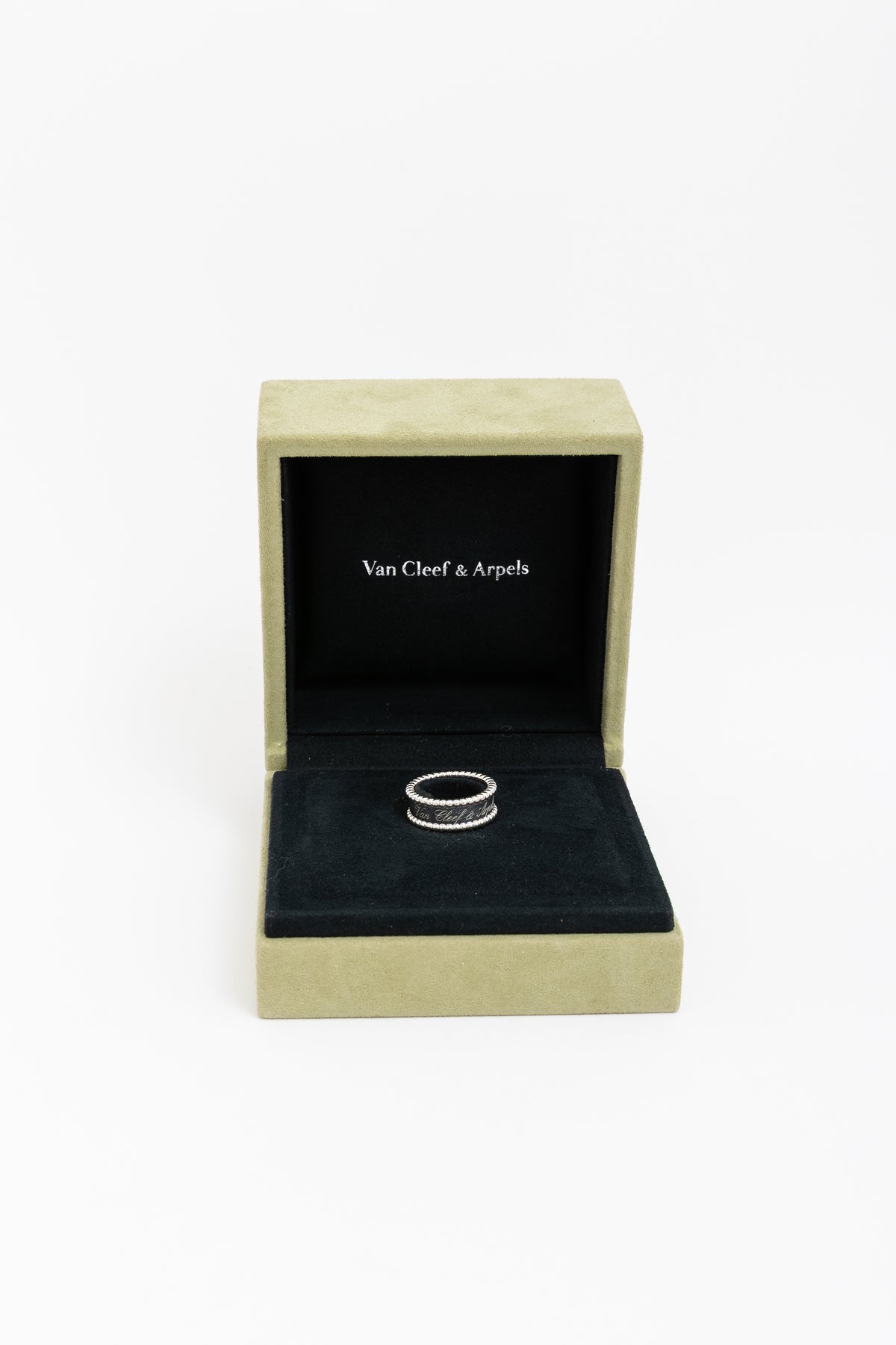 Perlée Signature Ring