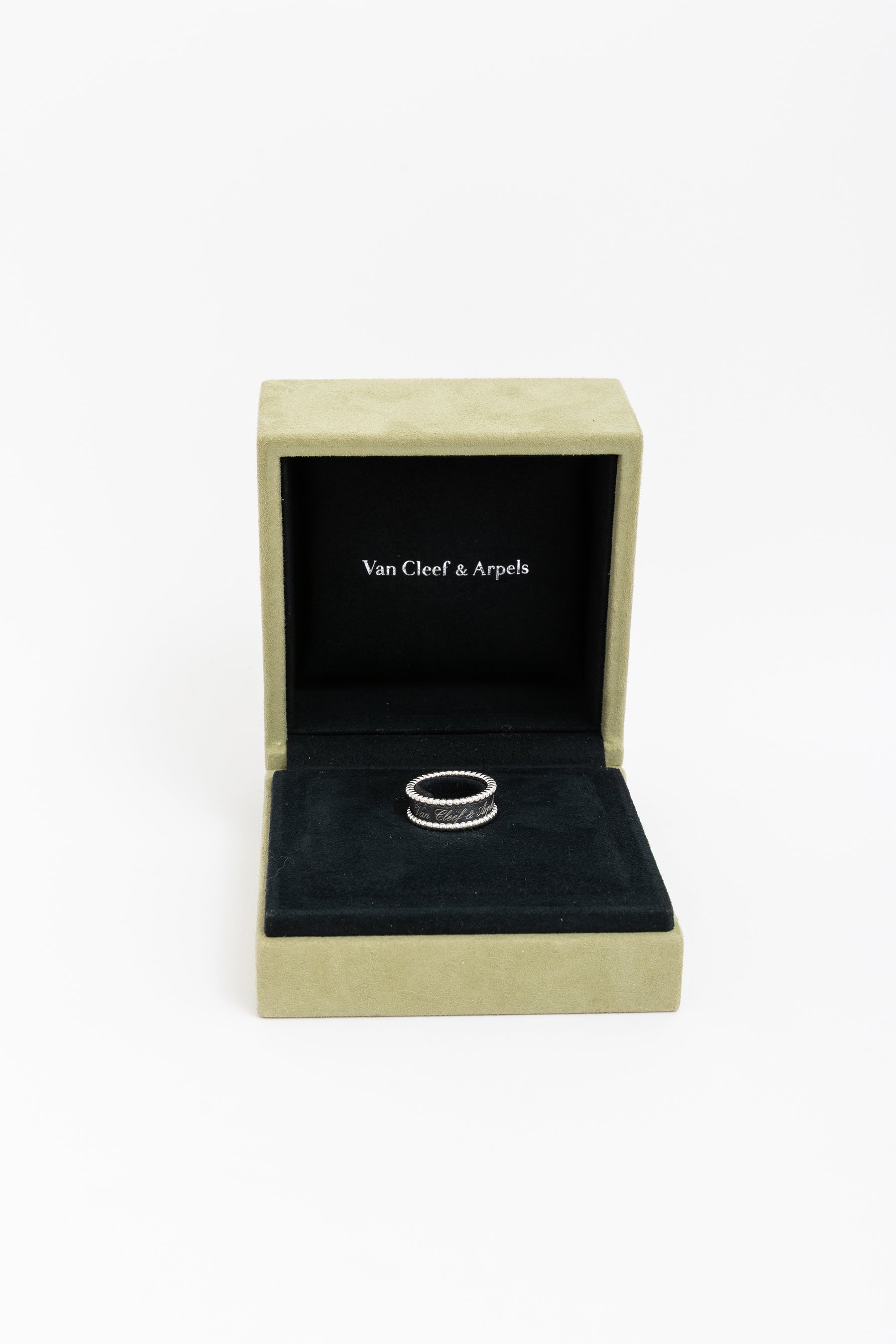 Perlée Signature Ring