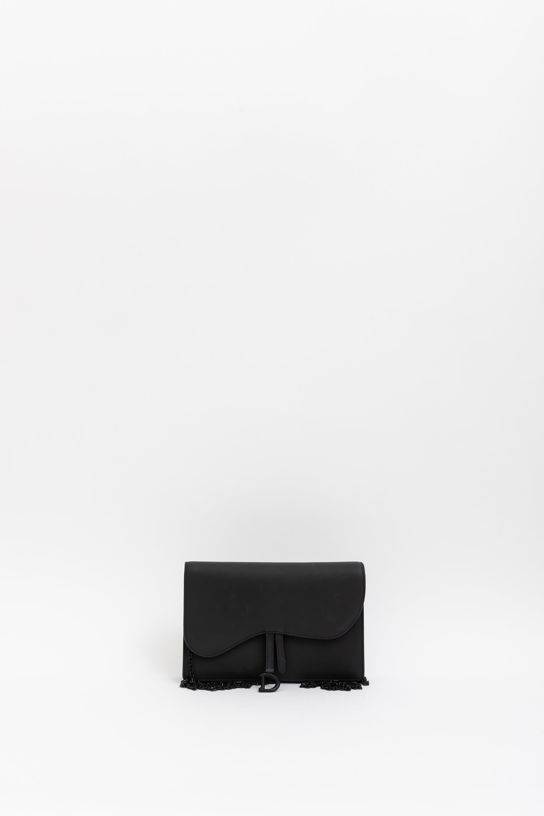 Ultramatte Saddle Wallet on Chain