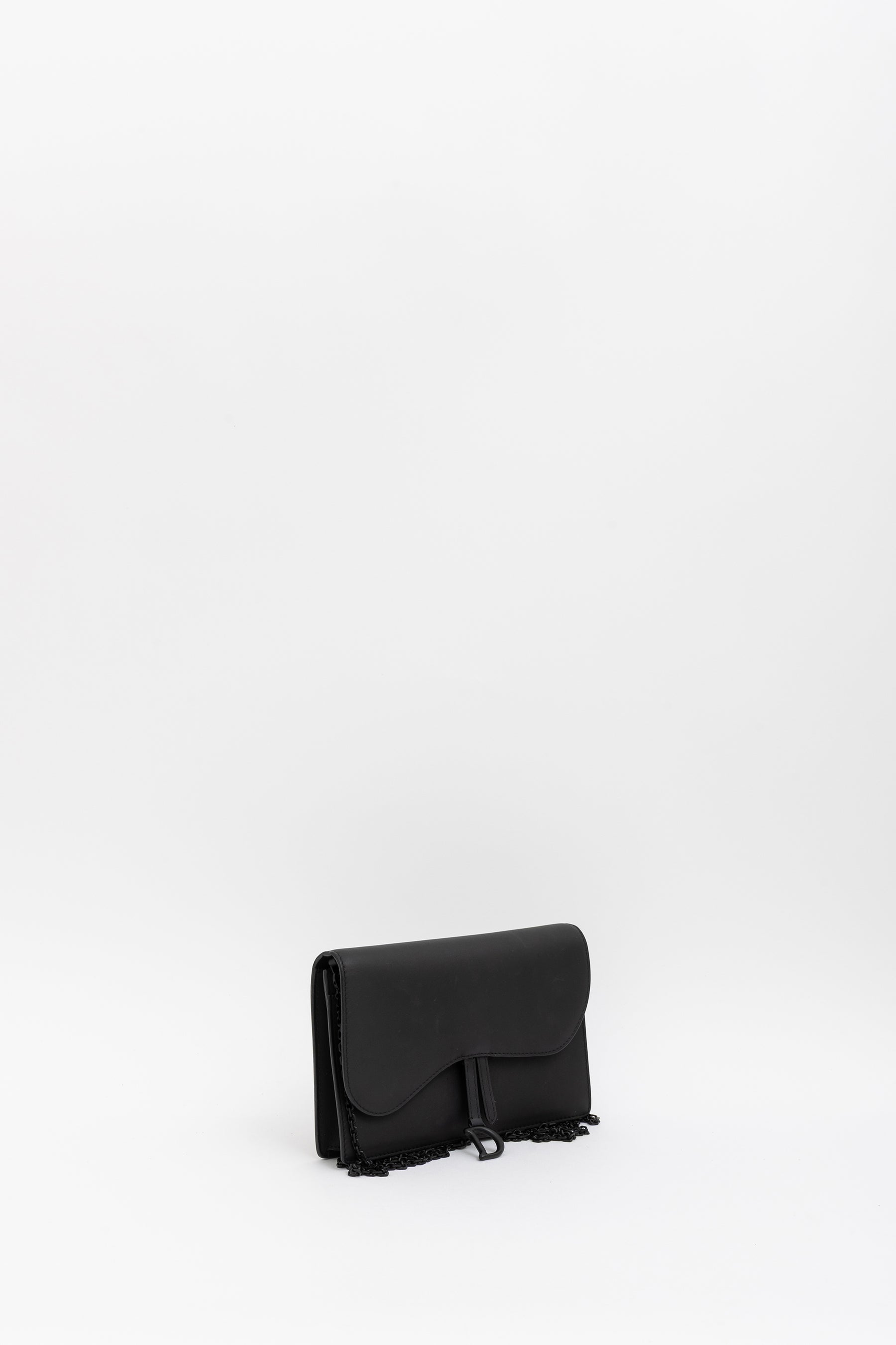 Ultramatte Saddle Wallet on Chain