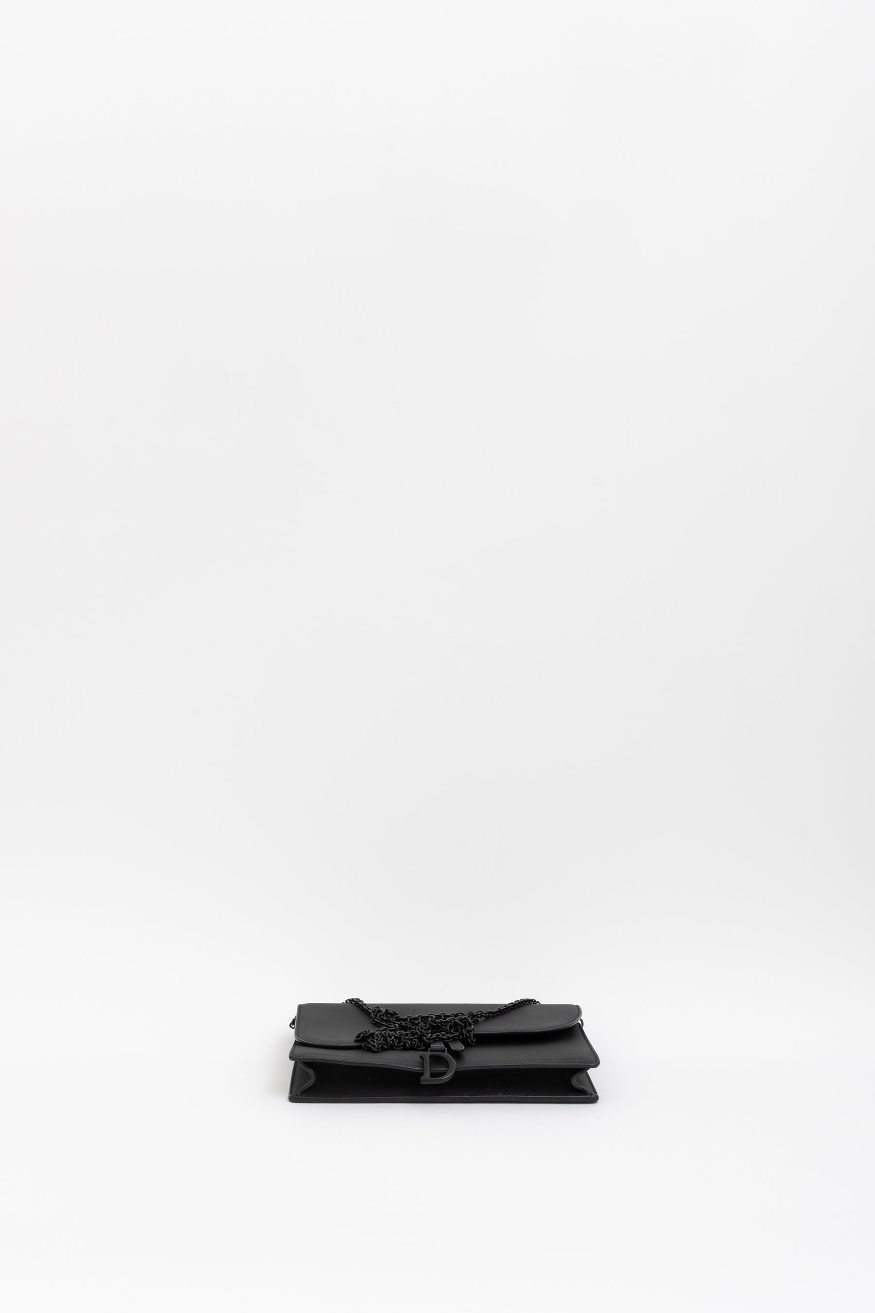 Ultramatte Saddle Wallet on Chain