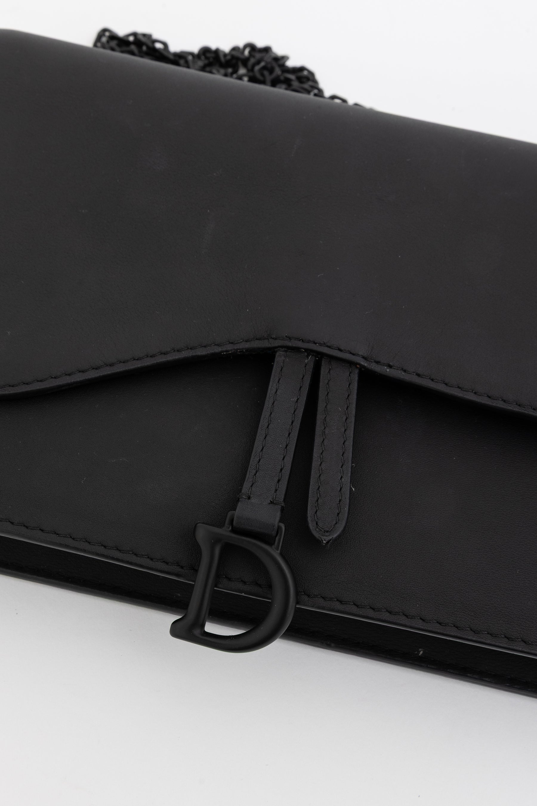 Ultramatte Saddle Wallet on Chain