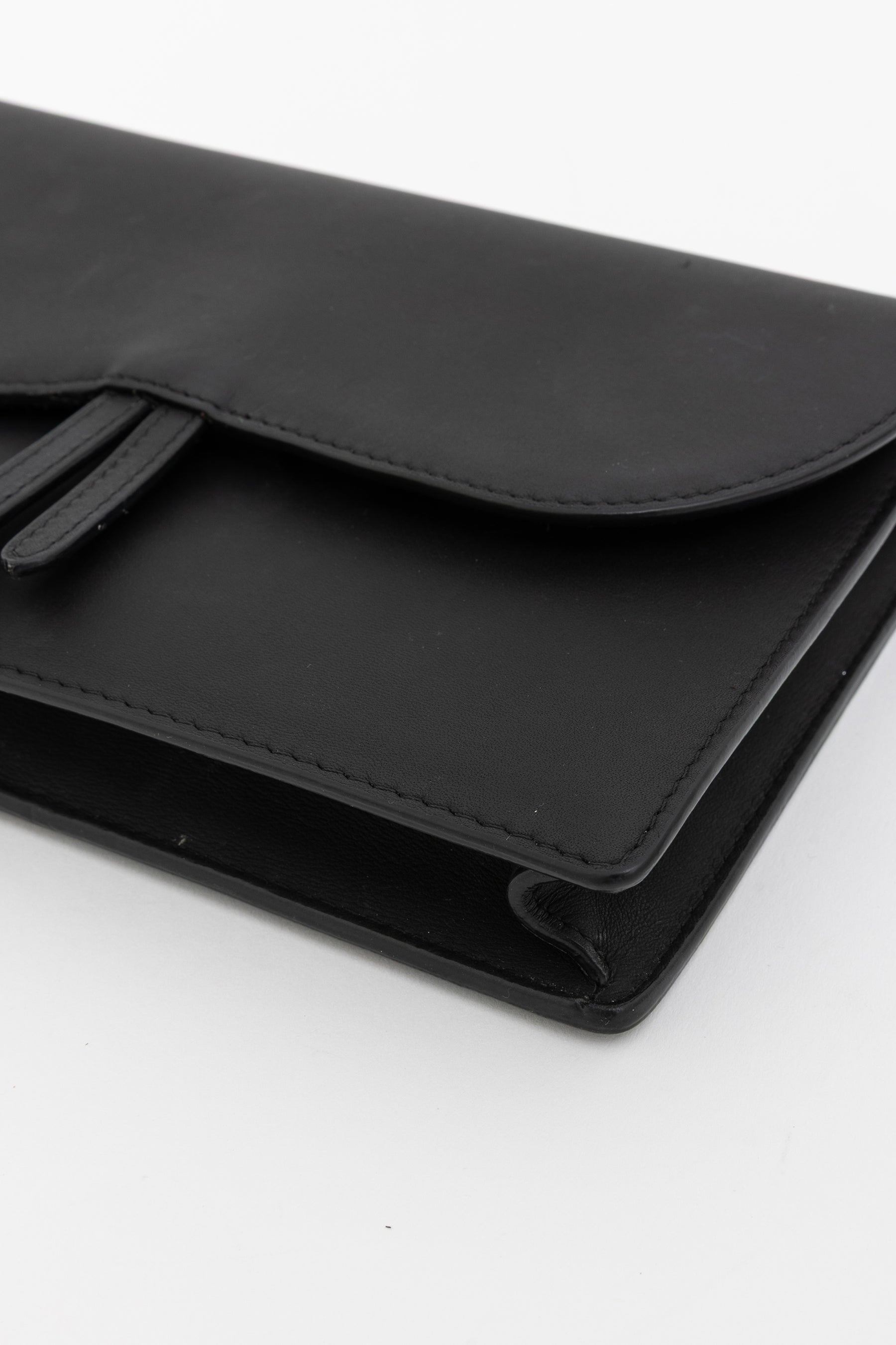Ultramatte Saddle Wallet on Chain