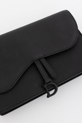 Ultramatte Saddle Wallet on Chain