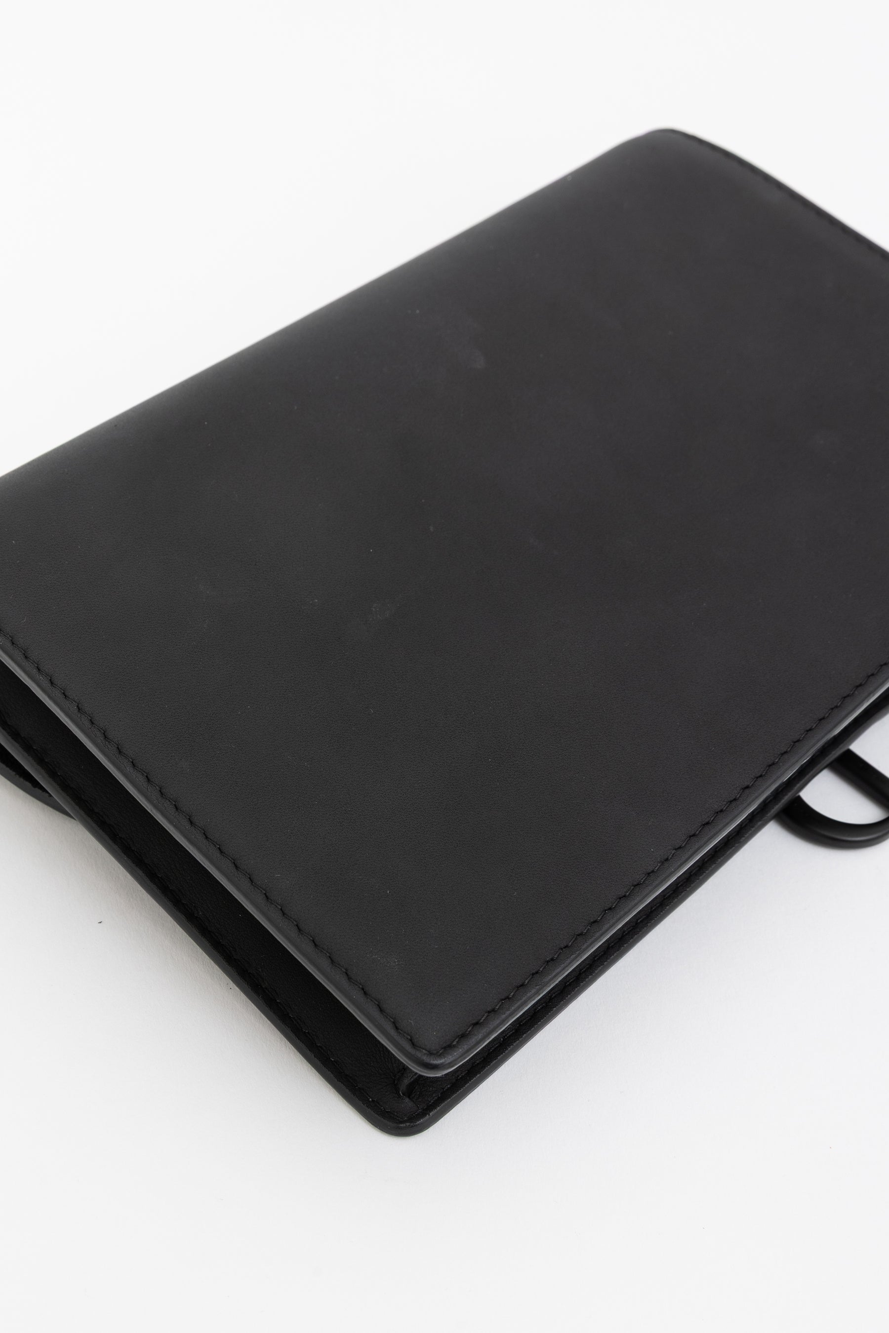 Ultramatte Saddle Wallet on Chain