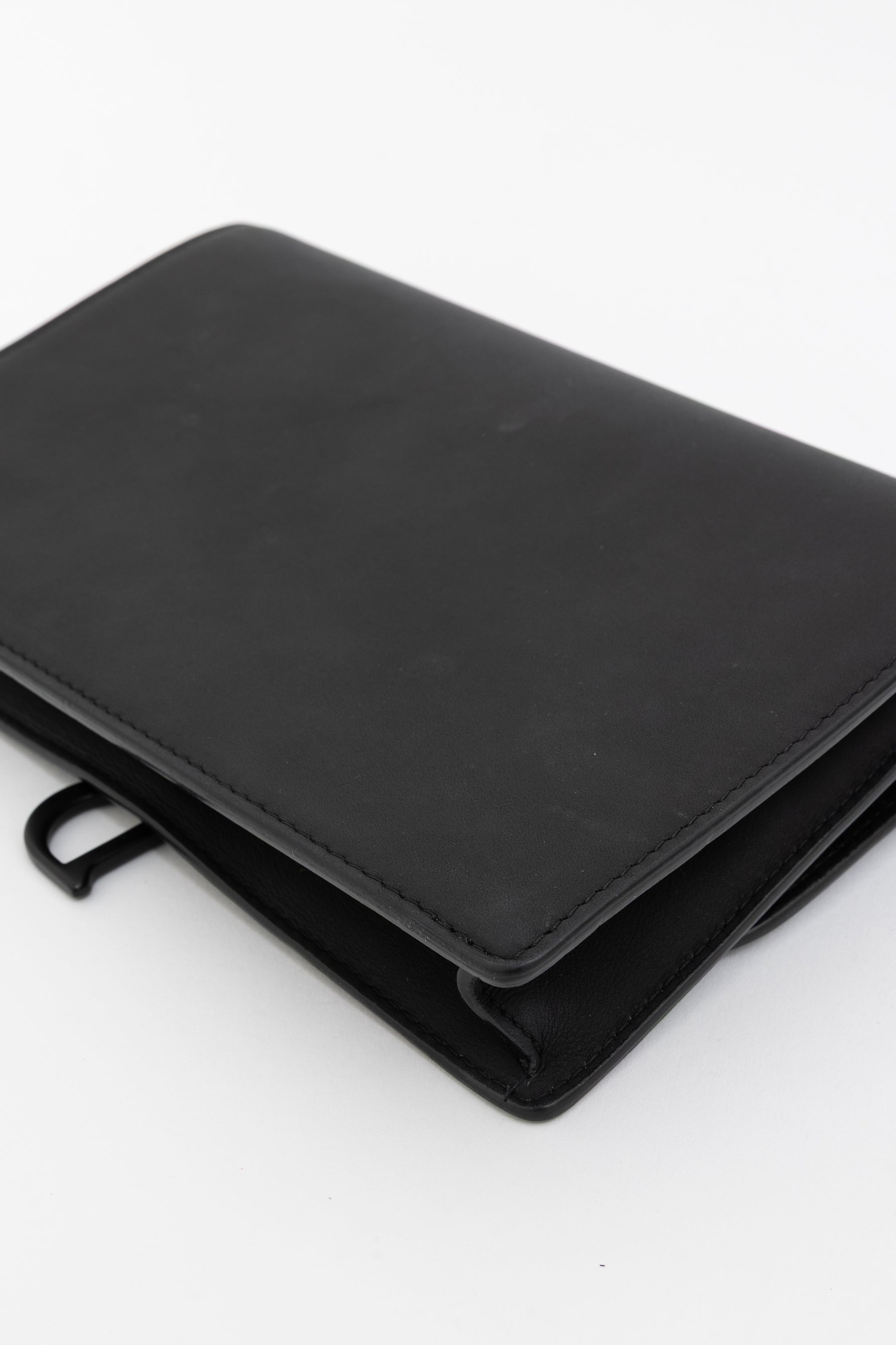 Ultramatte Saddle Wallet on Chain