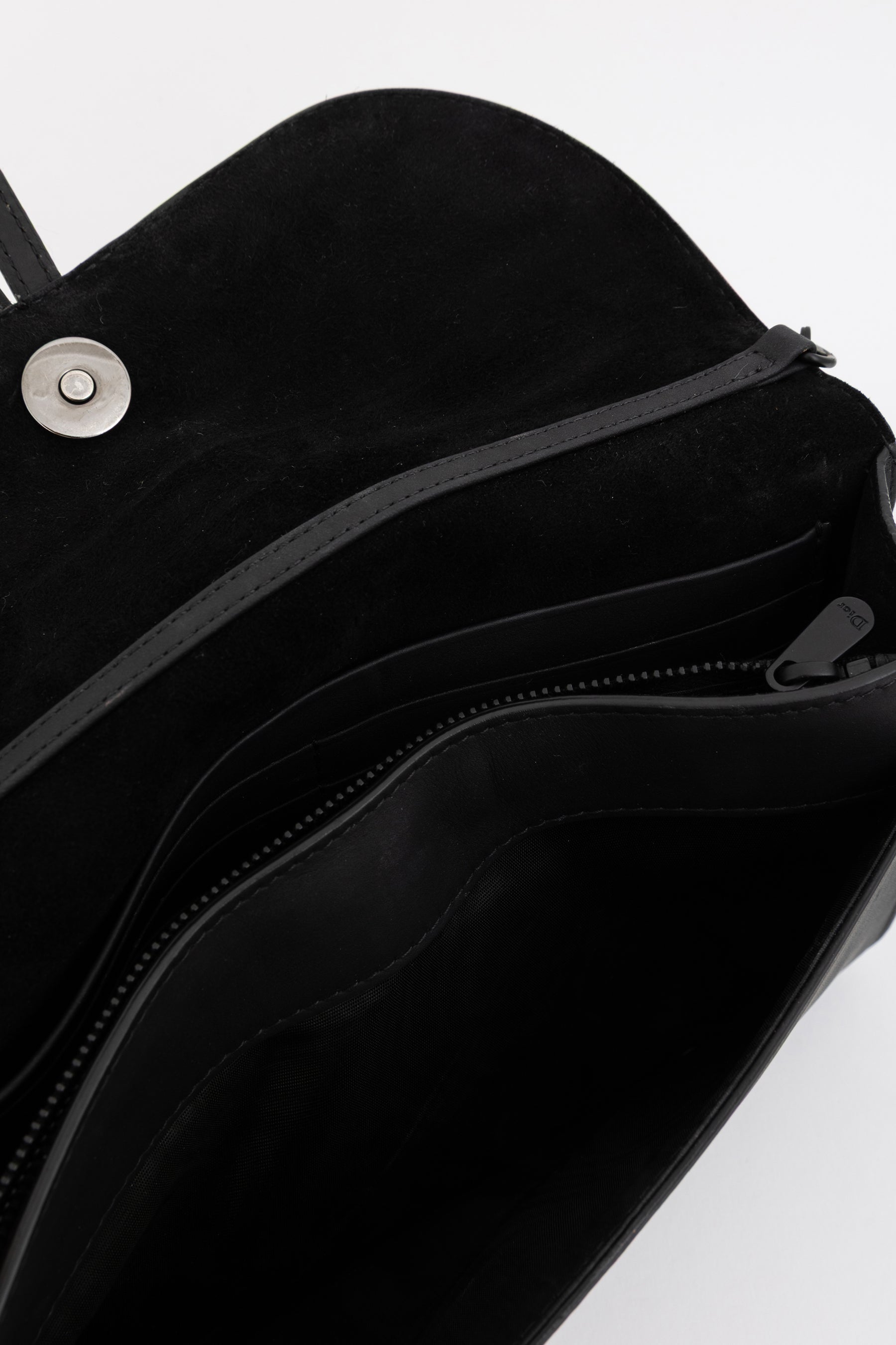 Ultramatte Saddle Wallet on Chain