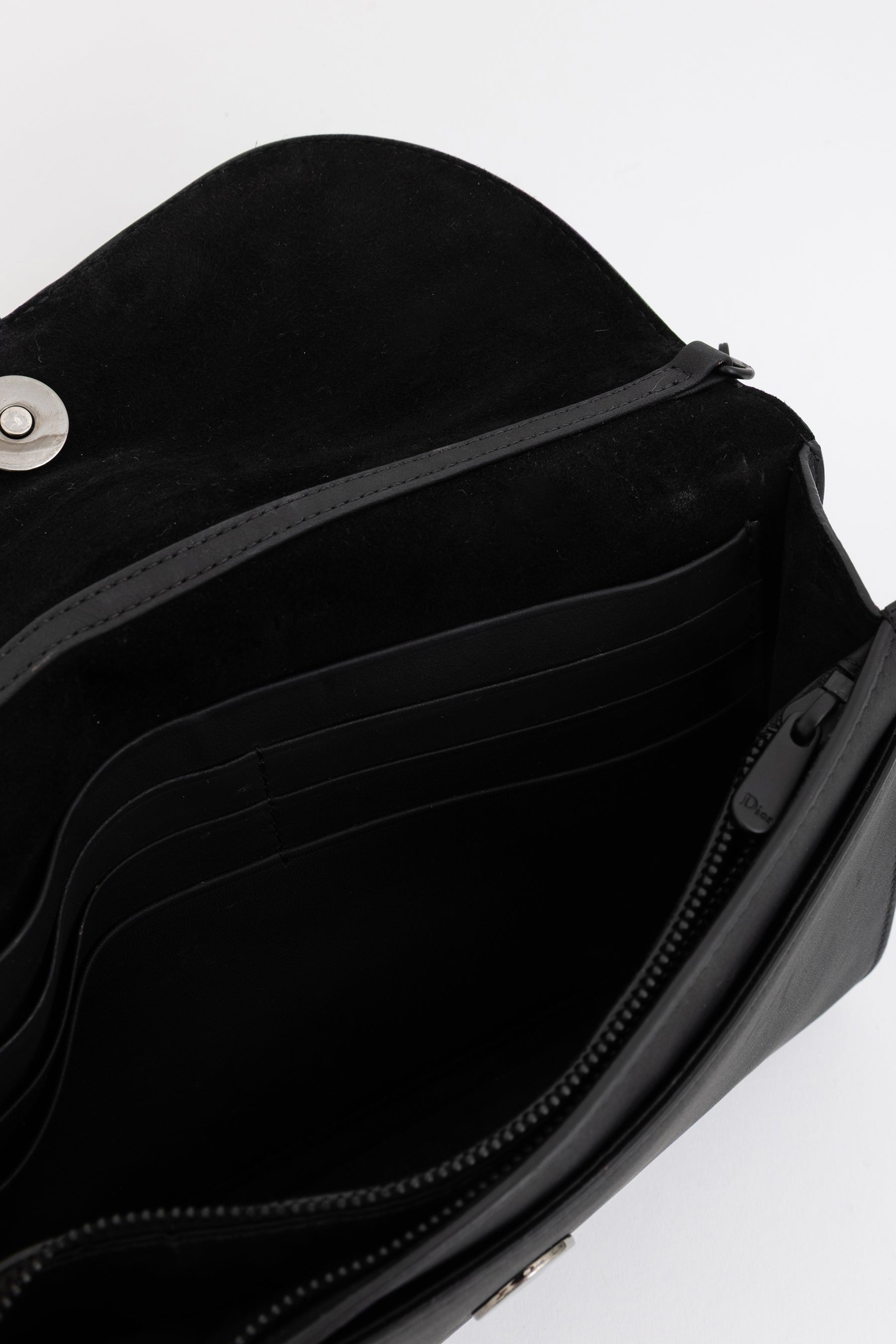 Ultramatte Saddle Wallet on Chain