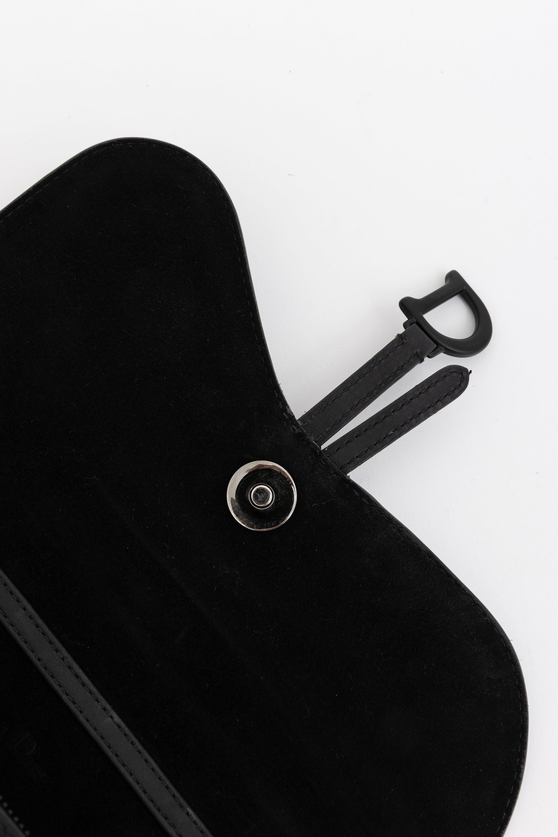 Ultramatte Saddle Wallet on Chain