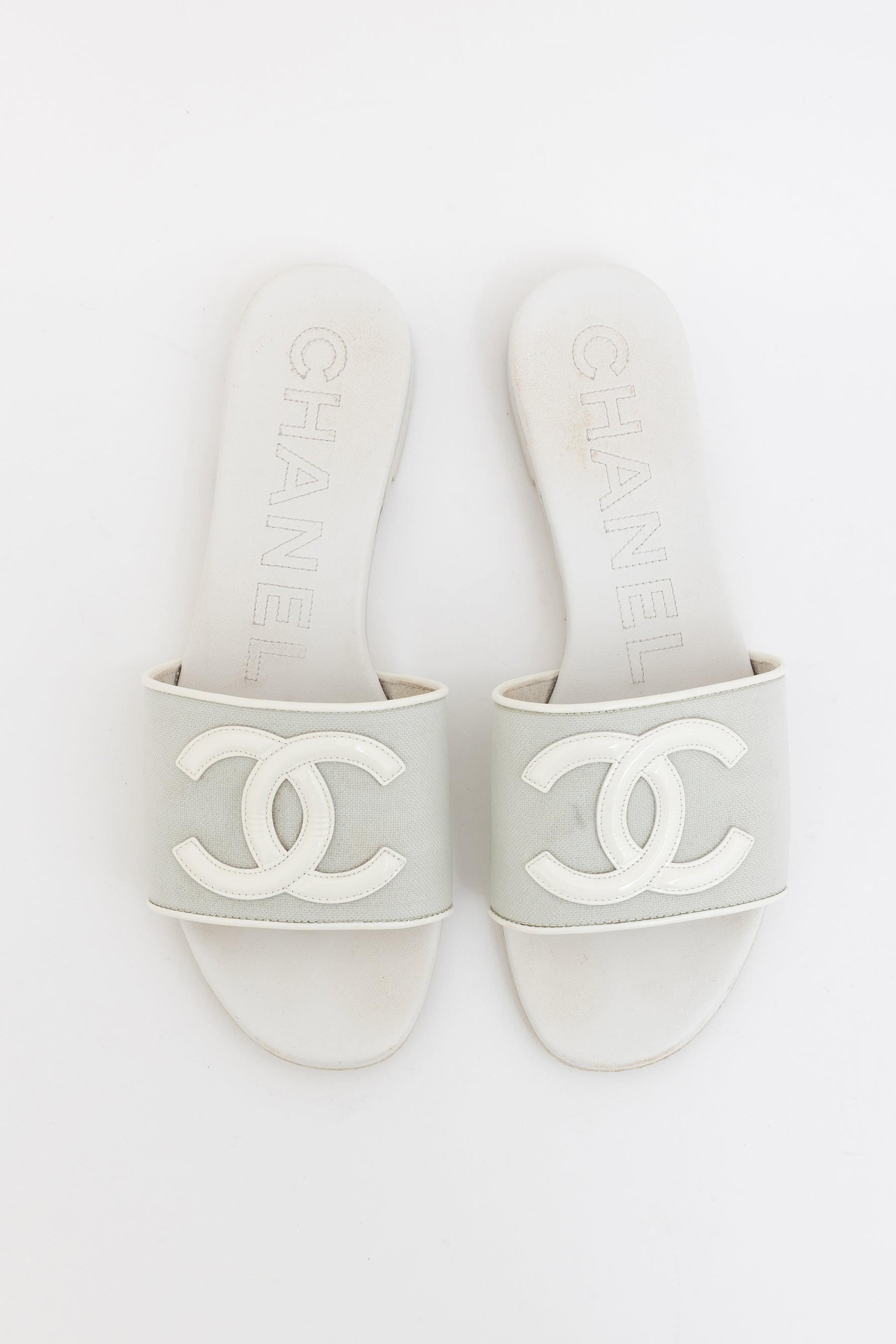 Interlocking CC Logo Slides