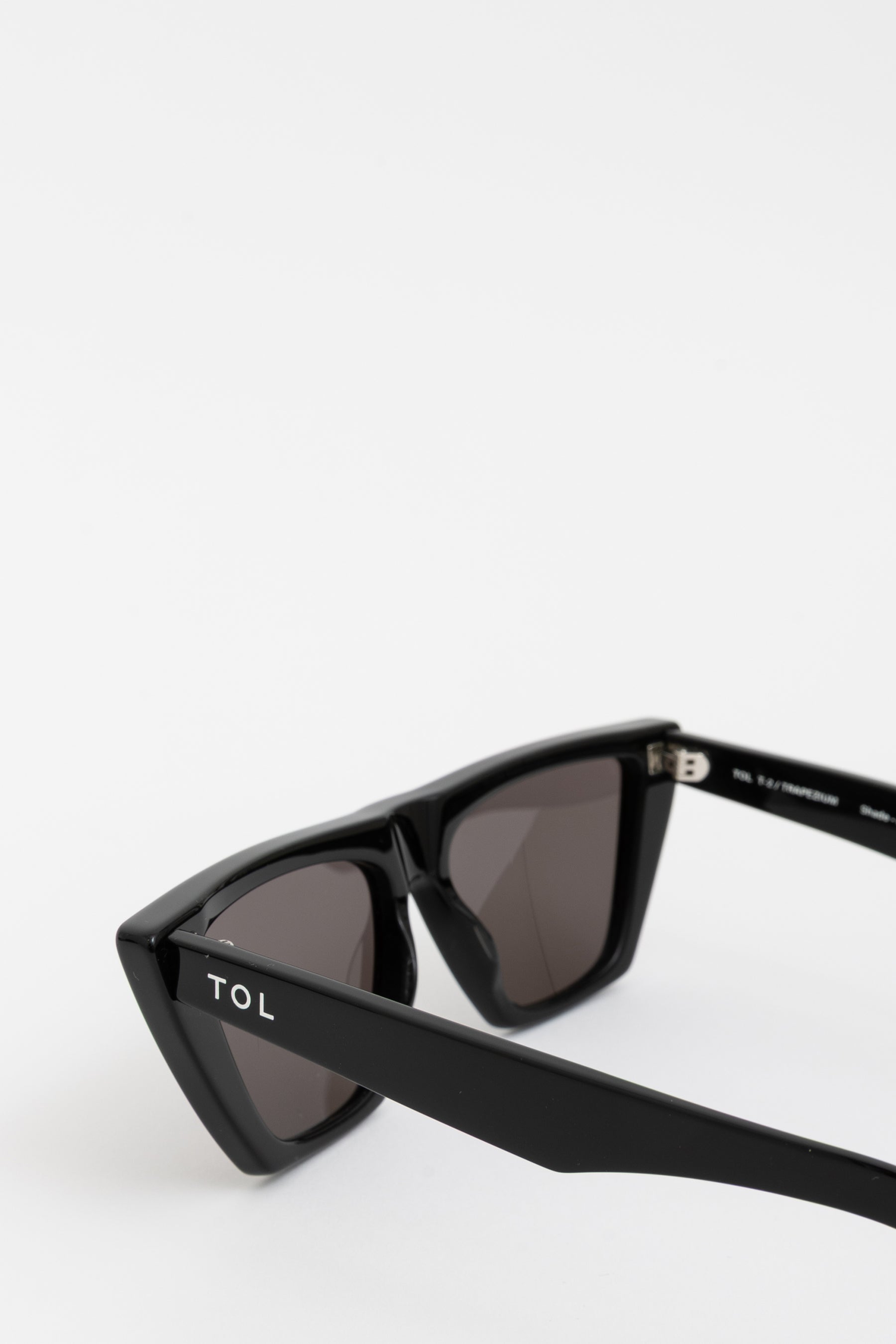 Trapezium Noir Cat Eye Sunglasses