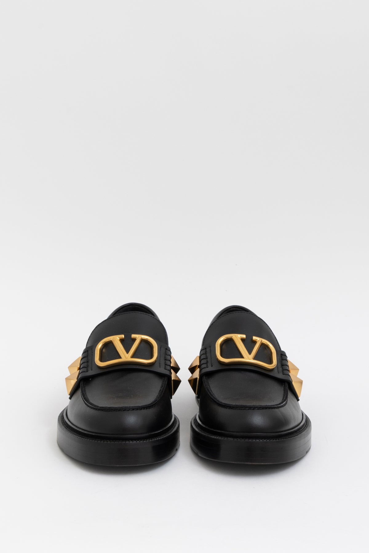 VLogo Stud Sign Loafers