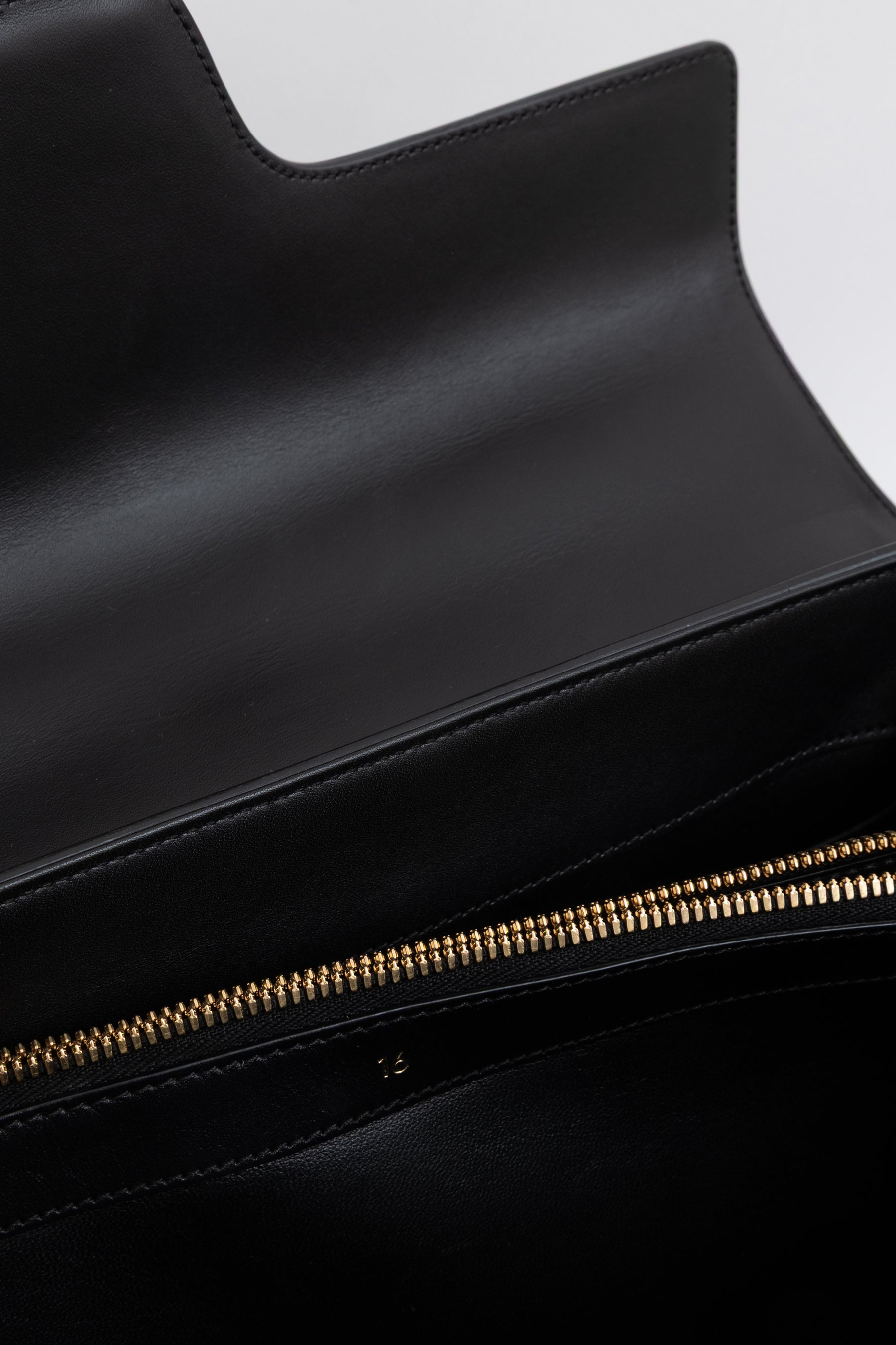 Medium Classique 16 Bag