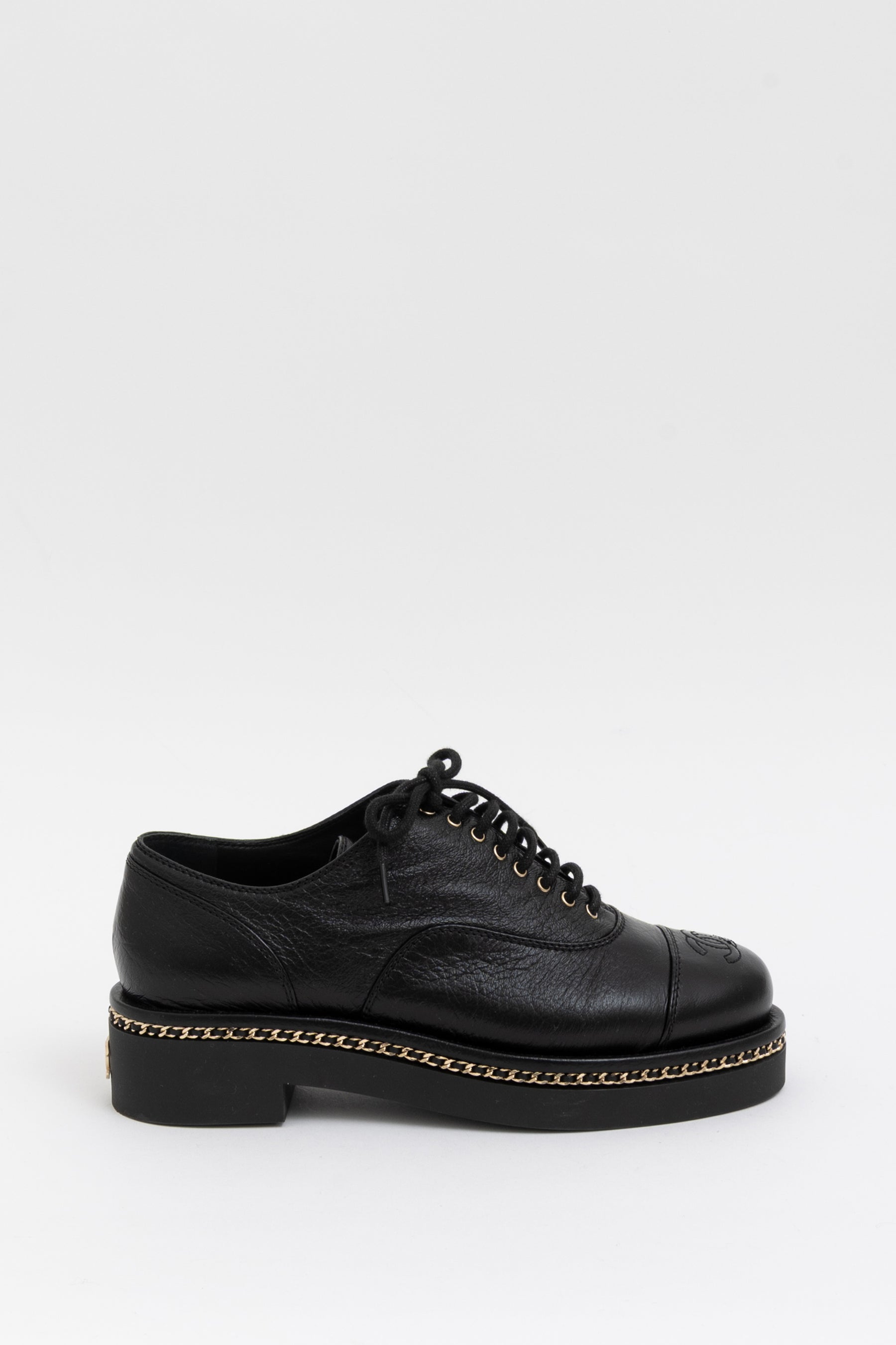 Cap-Toe Chain Around Lace-Up Oxfords