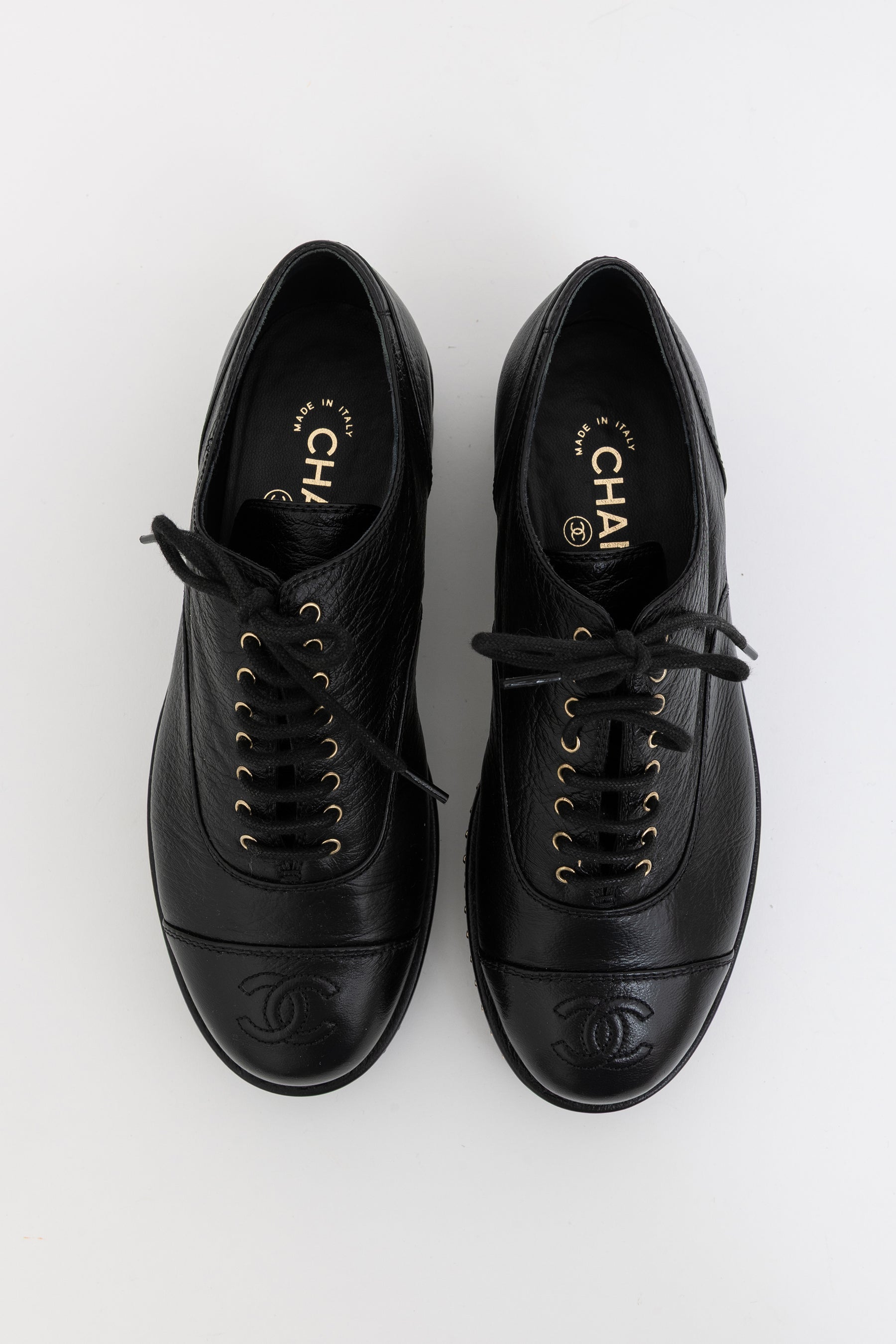 Cap-Toe Chain Around Lace-Up Oxfords