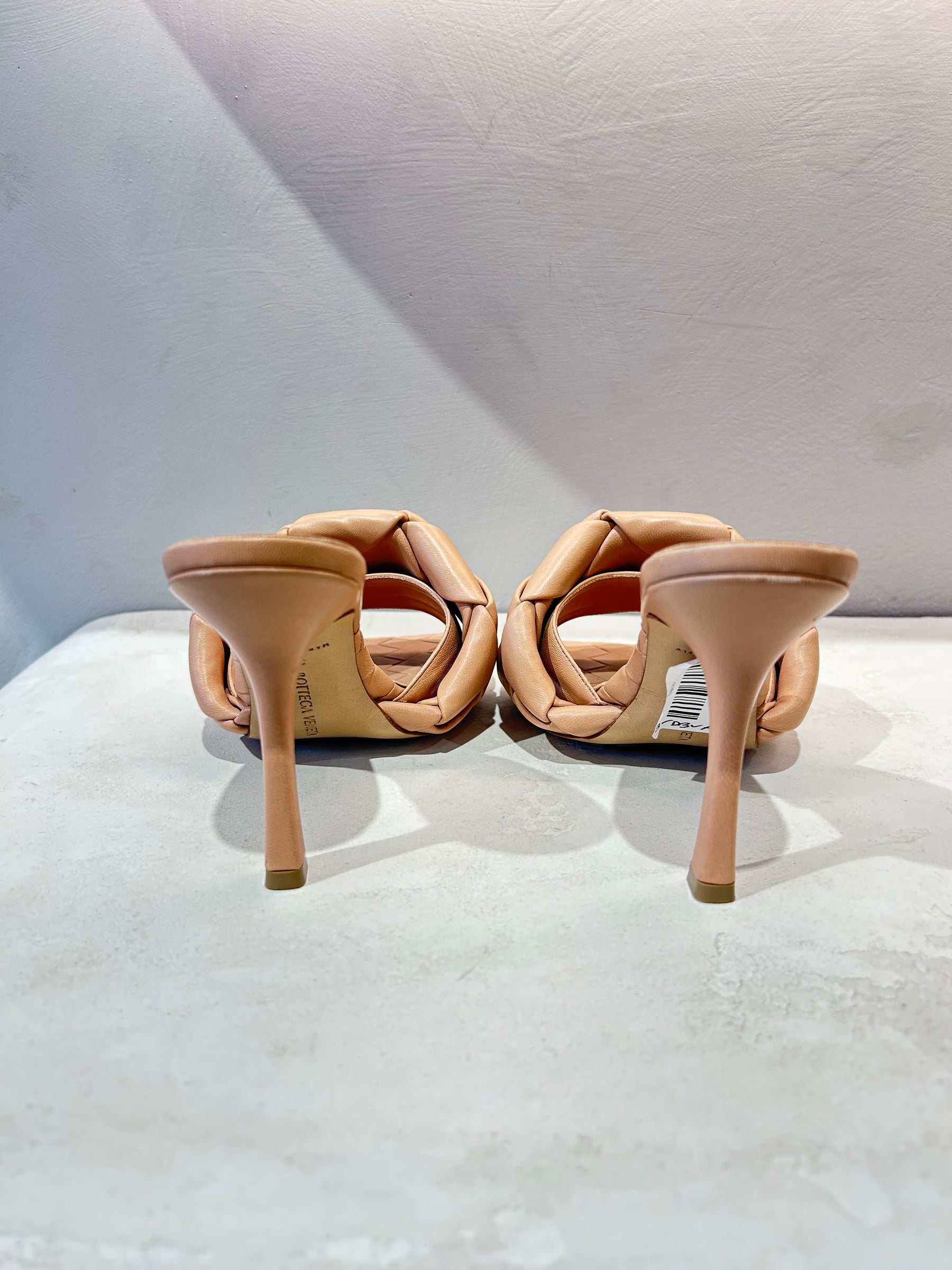 Bottega Veneta Lido Mules In Beige, 37