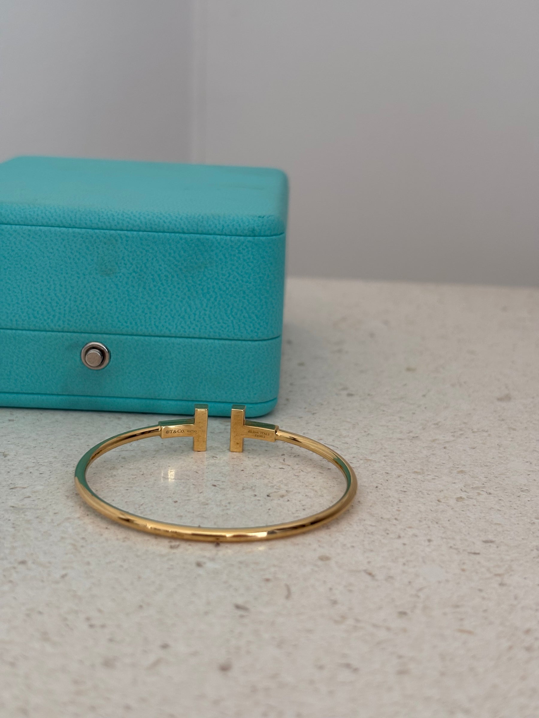 Tiffany & Co. Wire Bracelet in Yellow Gold with Mother-of-pearl and Diamonds, XS