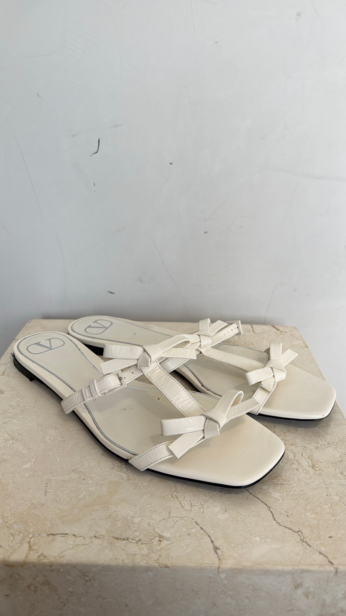 Valentino Garavani Cream Bow Detail Leather Sandals, 40