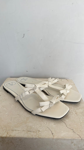 Valentino Garavani Cream Bow Detail Leather Sandals, 40