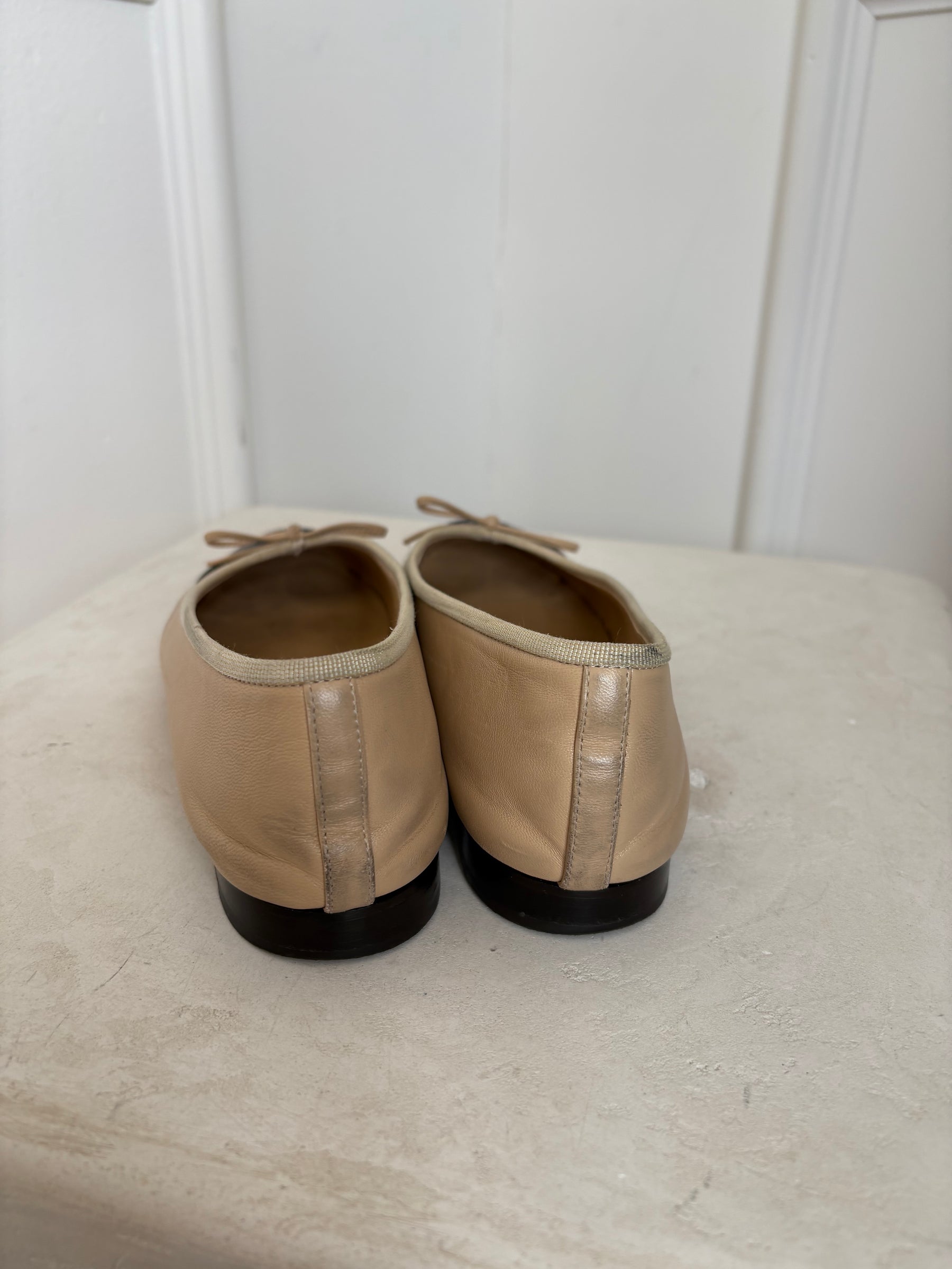 Chanel Beige and Black Leather Ballet Flats, 39