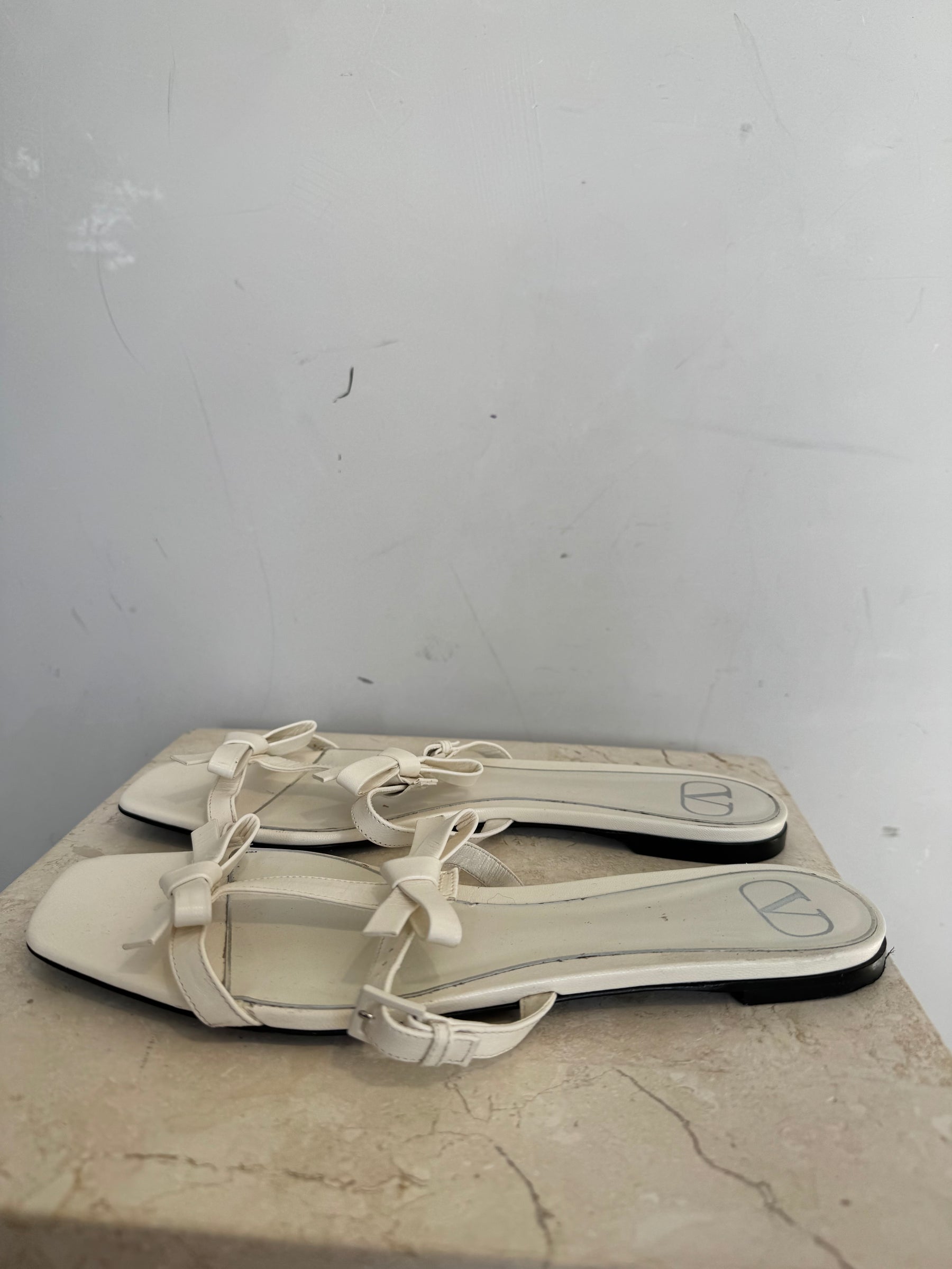 Valentino Garavani Cream Bow Detail Leather Sandals, 40