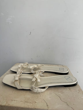 Valentino Garavani Cream Bow Detail Leather Sandals, 40