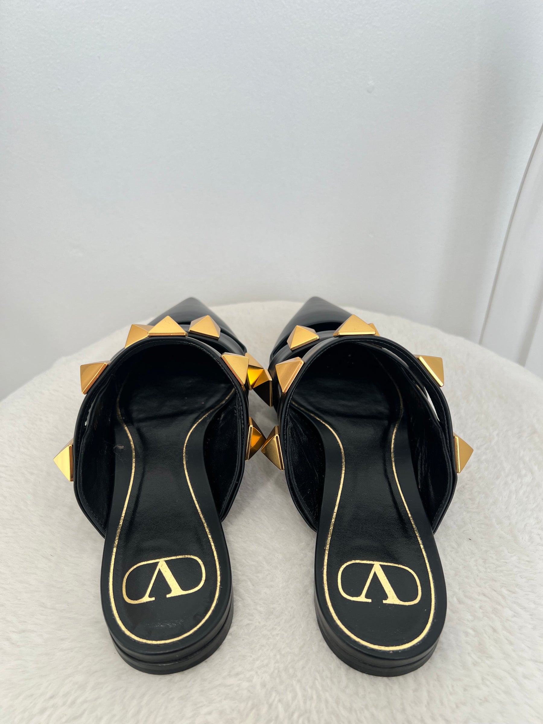 Valentino Garavani Black Pointed Roman Stud Flats, 40