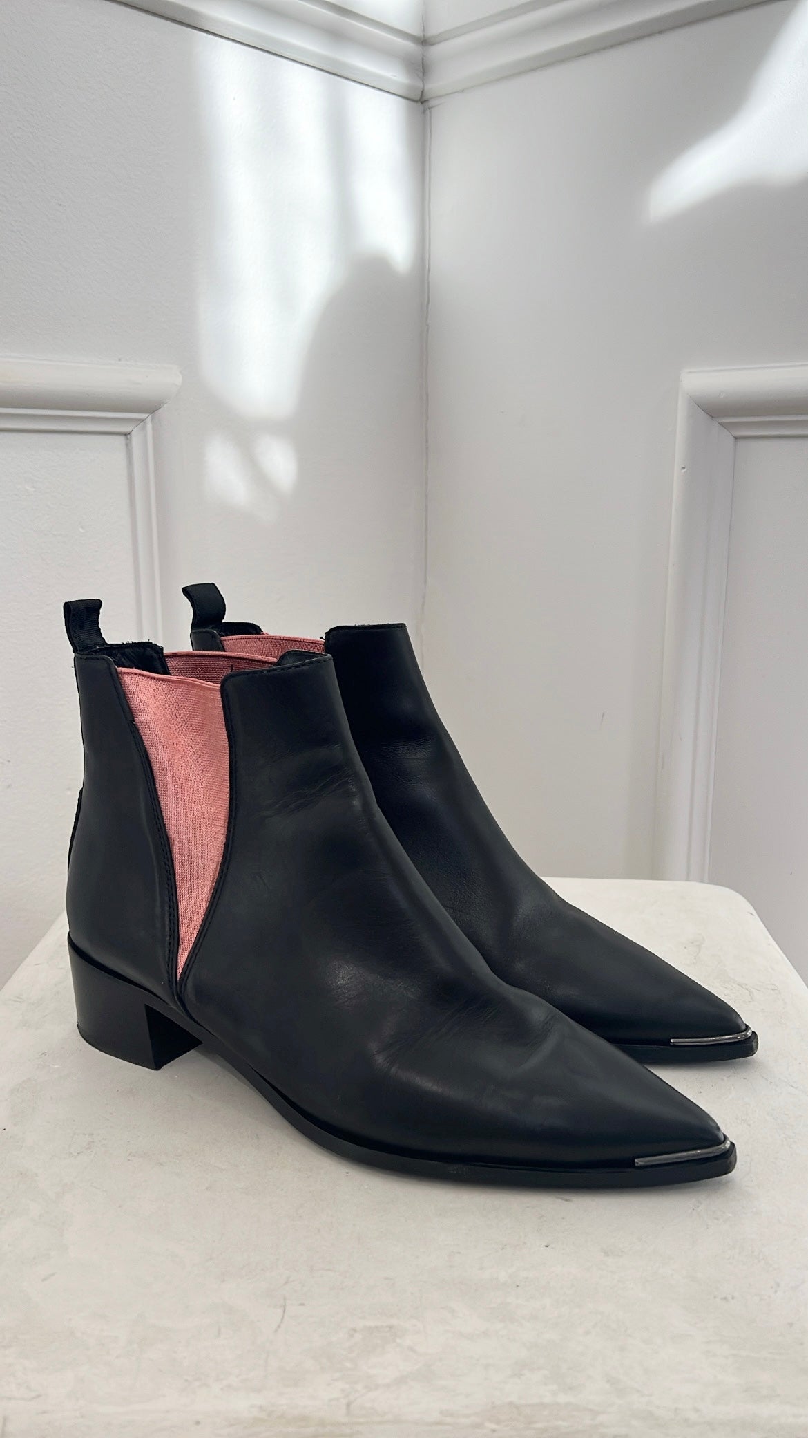Acne Studios Black Leather and Pink Pointed Jensen Boots, 40