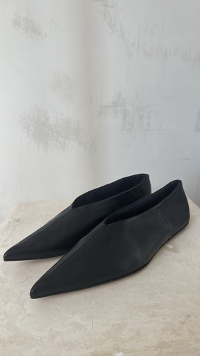 Victoria Beckham Black Leather Pointed Flats, 39