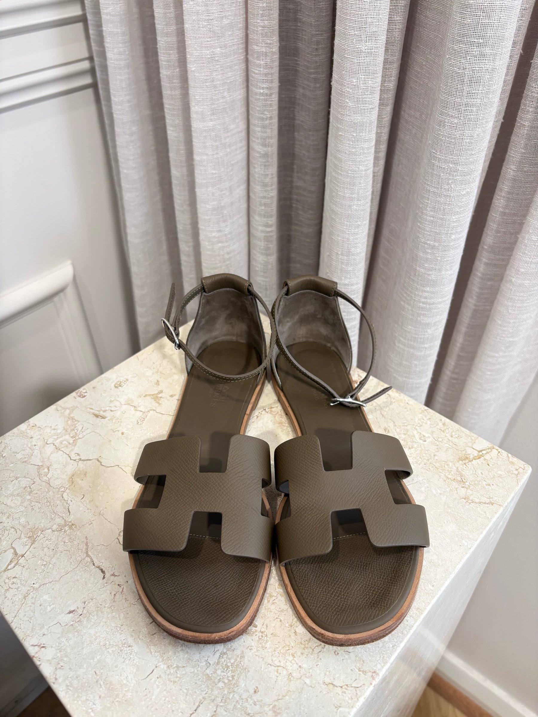 Hermès Etoupe Leather Santorini Sandals, 37