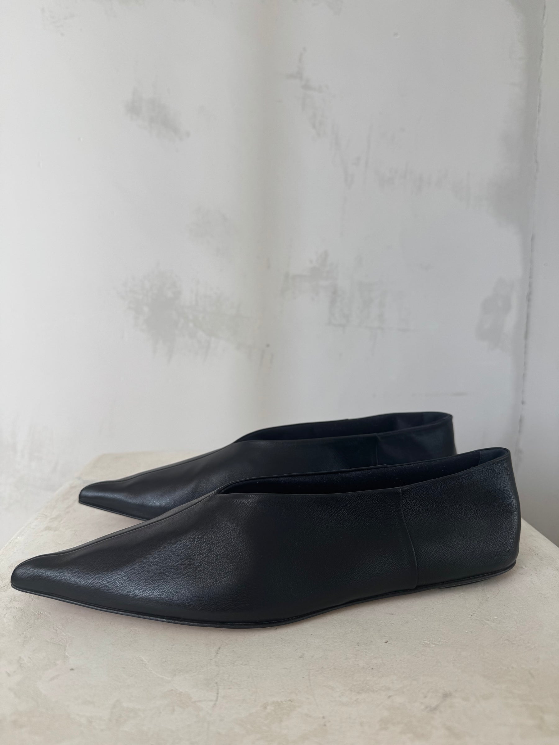 Victoria Beckham Black Leather Pointed Flats, 39