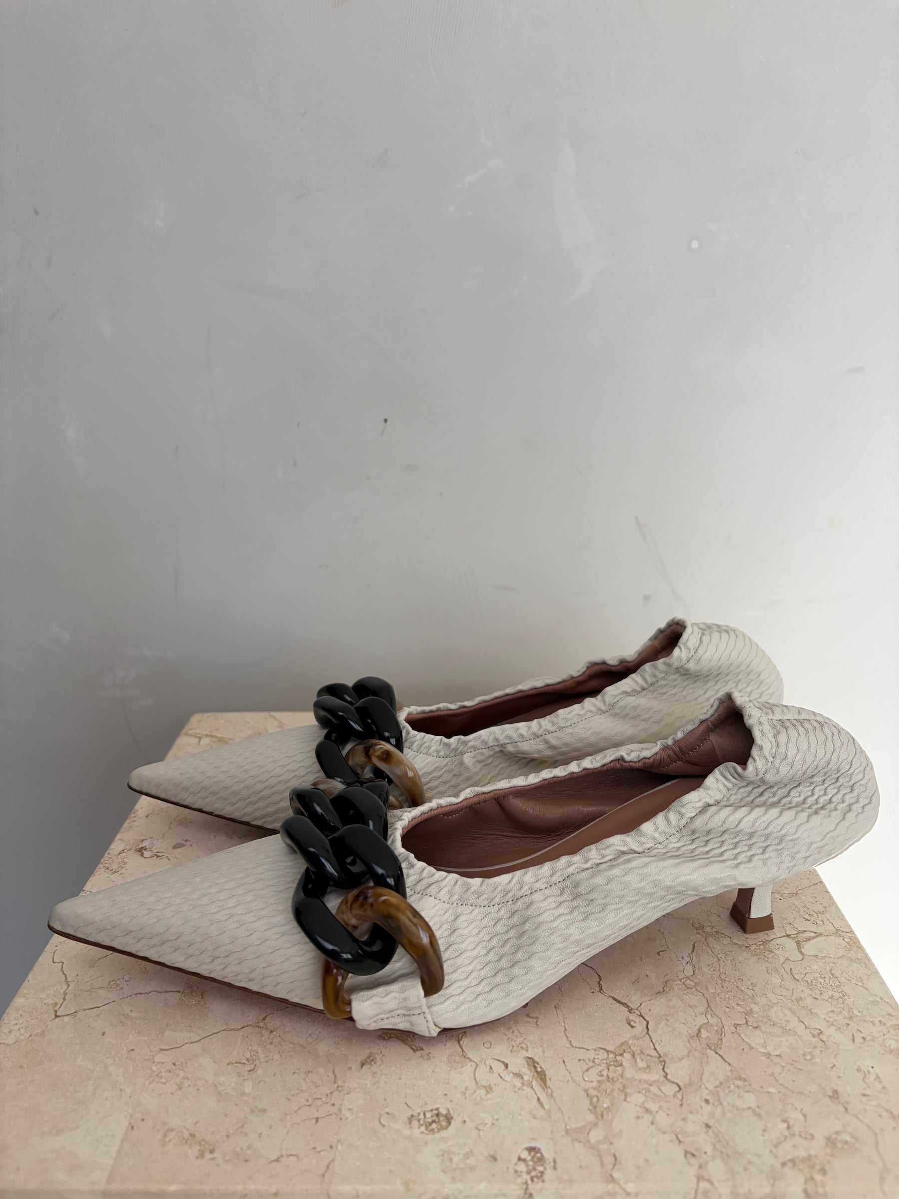 Scanlan Theodore Off White Pumps With Black Tortoiseshell Chain Detail, 39