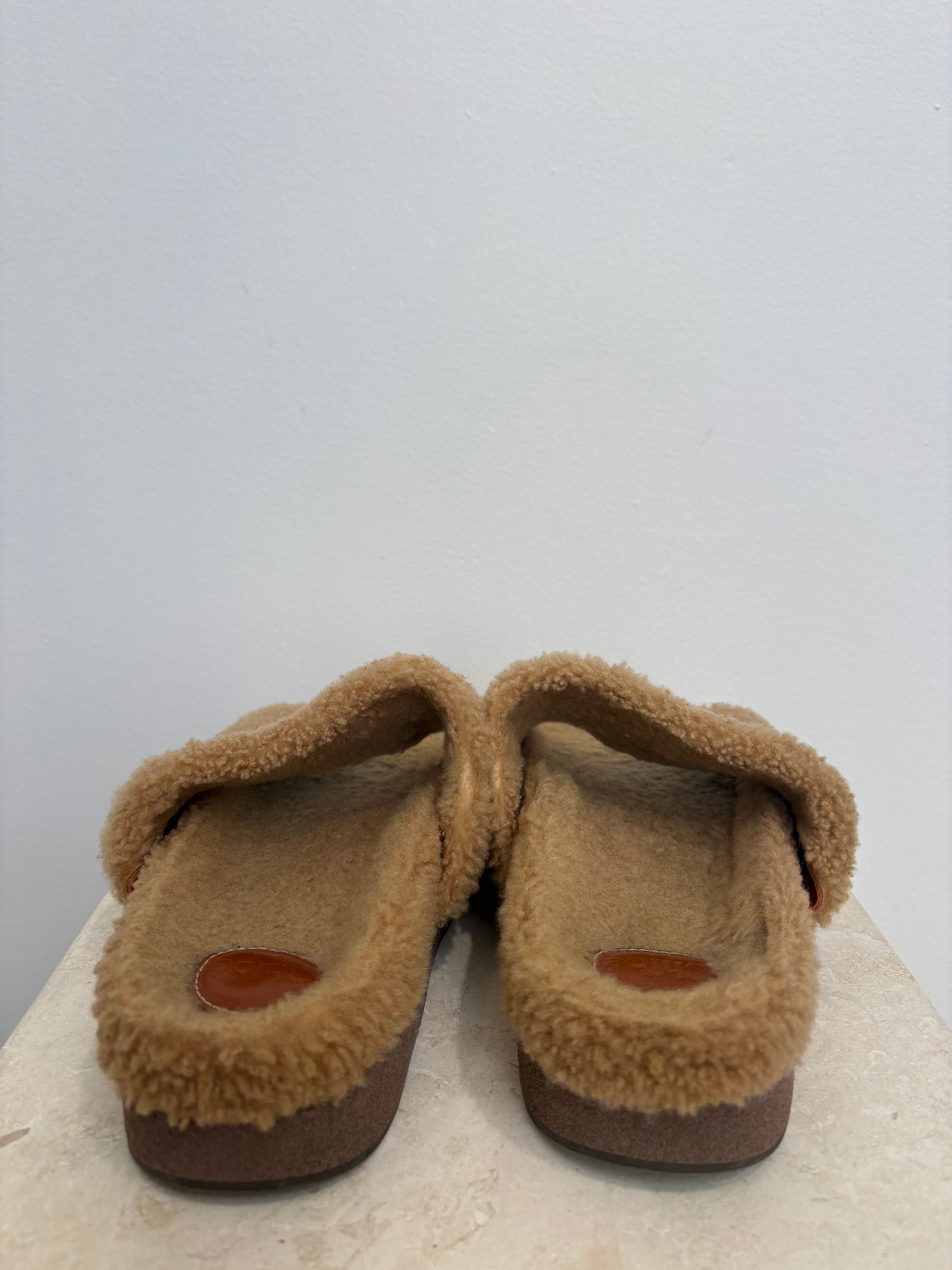 Chloe Wavy Shearling Slide Sandals In Tan, 40